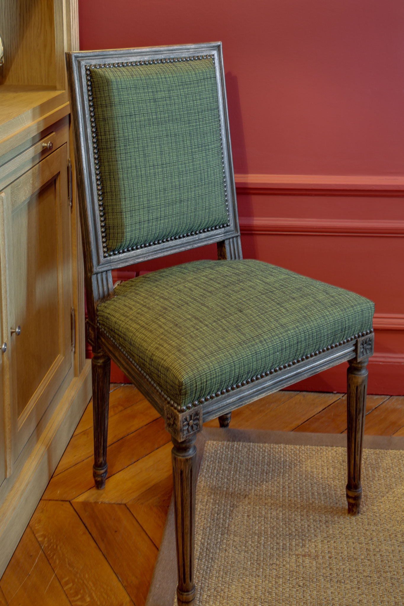 Chaise Jacob - Tissu Lelièvre réf. Canasta, coloris Forêt, clous finition canon de fusil