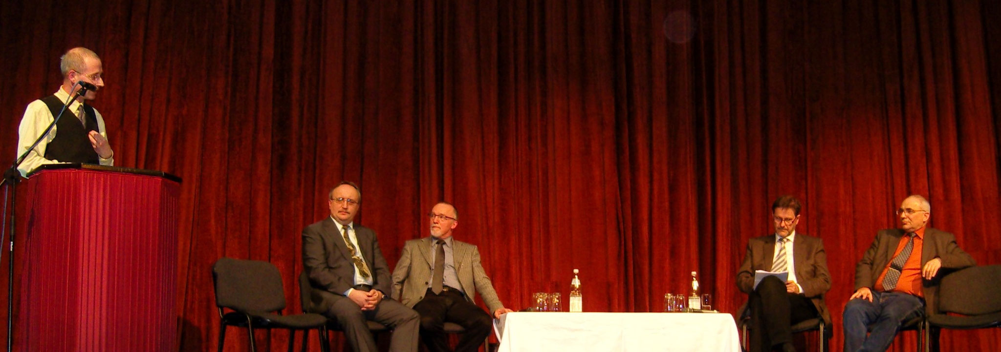 Campus Wittenberg: kontroverse Podiumsdiskussion im Wittenberger Theater u.a. mit dem Kultusminister Jan-Hendrik Olbertz (4. v. links) zum Thema "Bildung und Erziehung sind eine Einheit"  - 2008