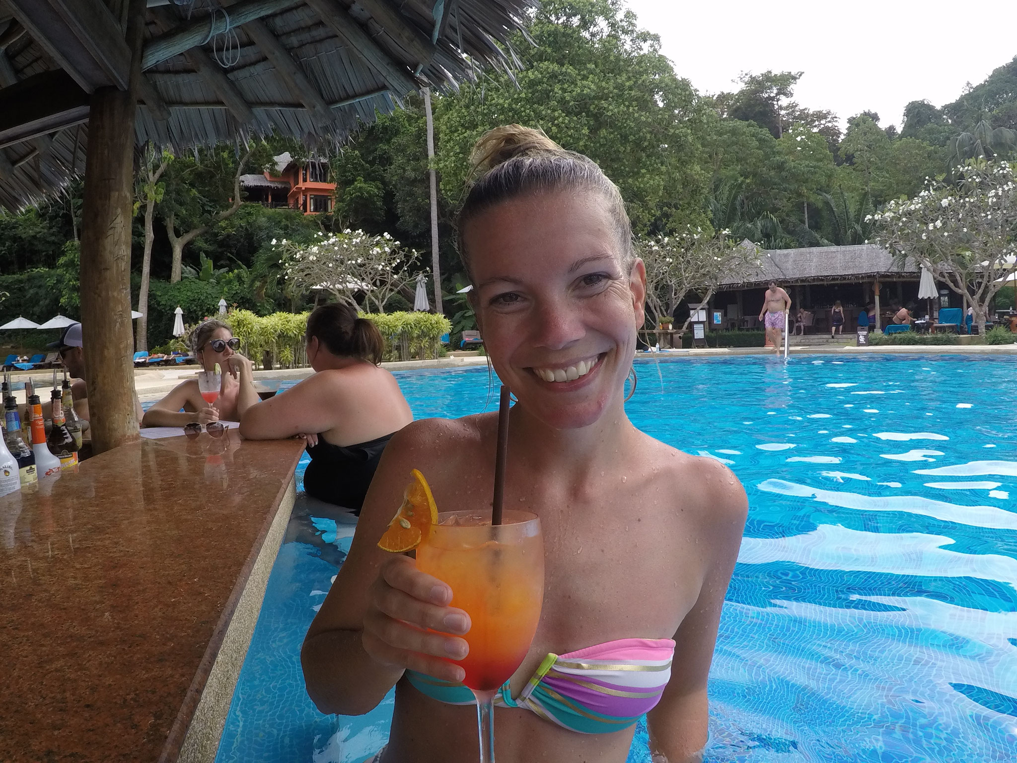 Cocktails im Pool genießen