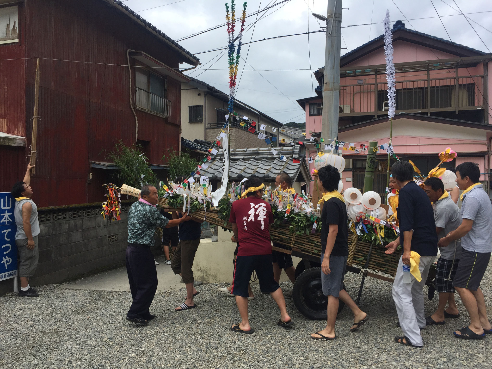 公民館前を出発