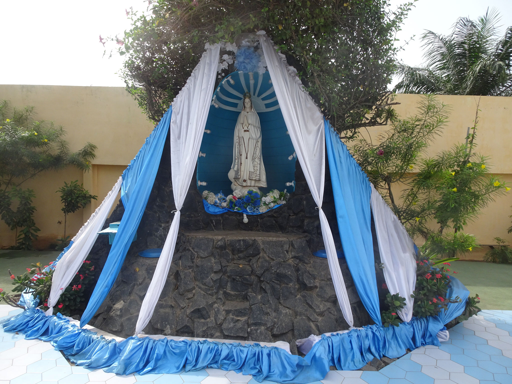 Maria im Hof der Kirche von Baguida.