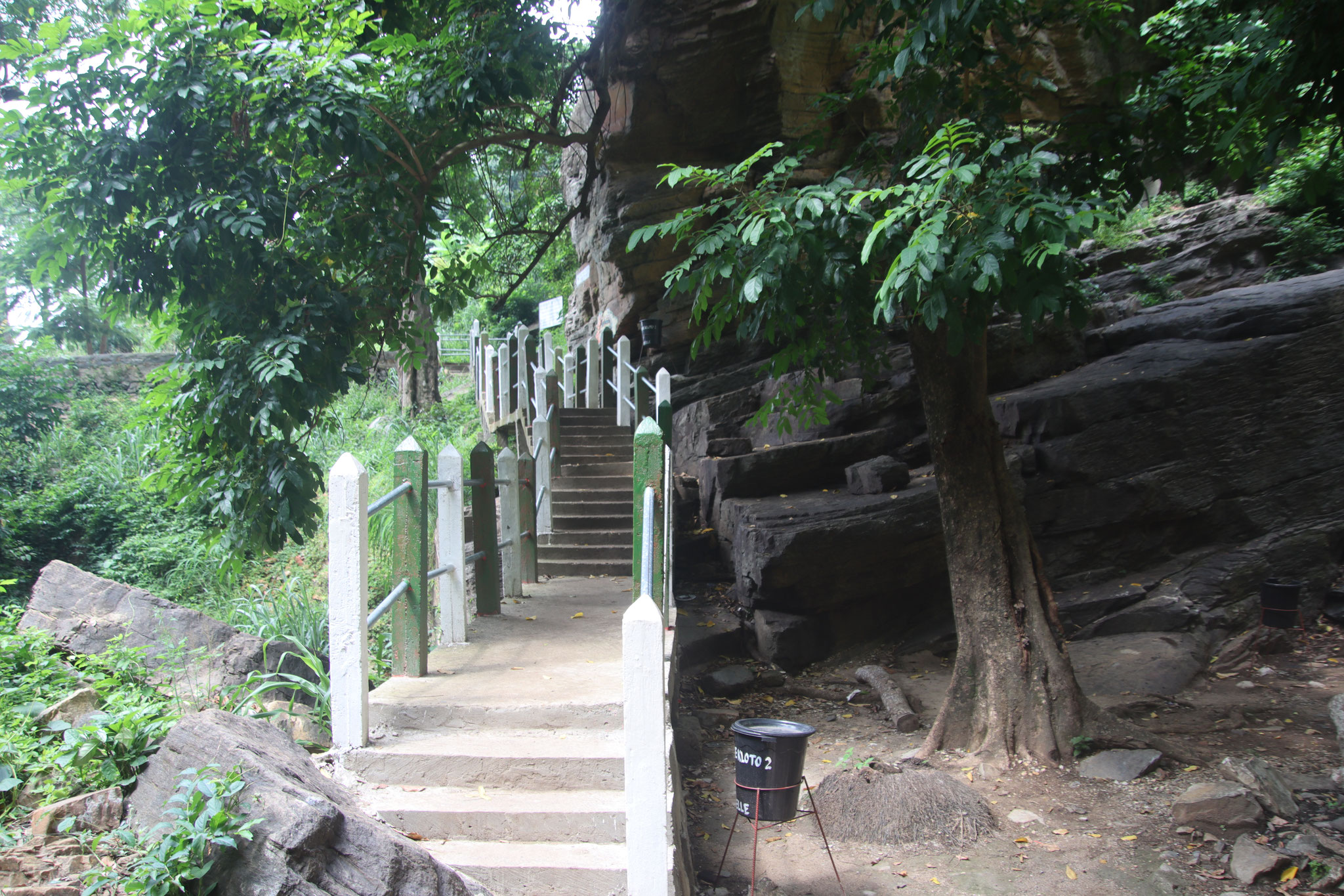 Diese Treppe führt zum Wasserfall.