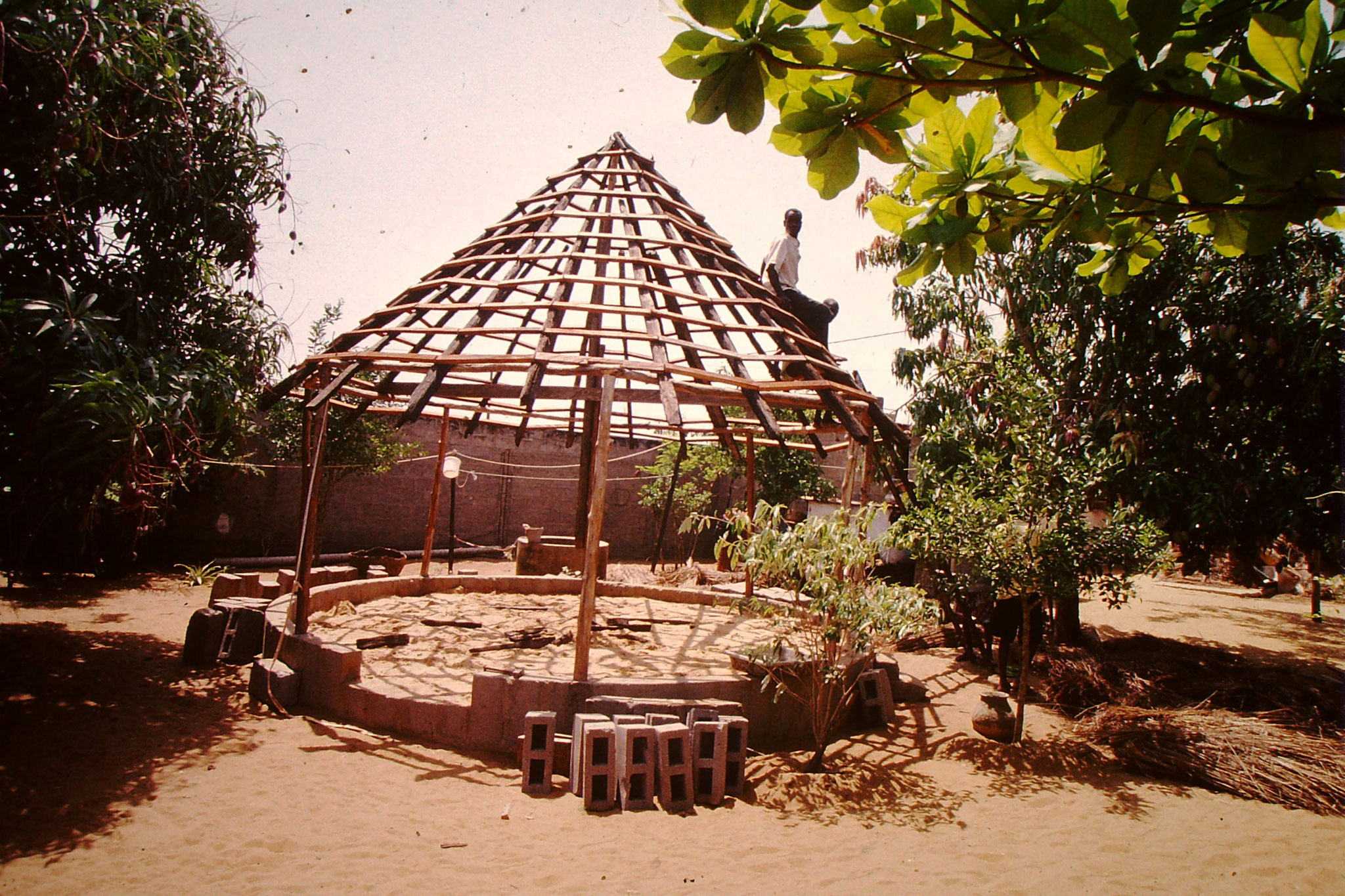 Paillote im Rohbau, circa 1996