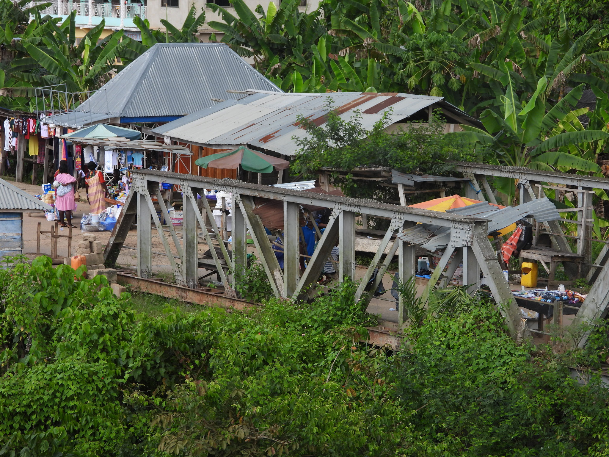 Markt auf einer alten Brücke zwischen Aguma und Akroform.