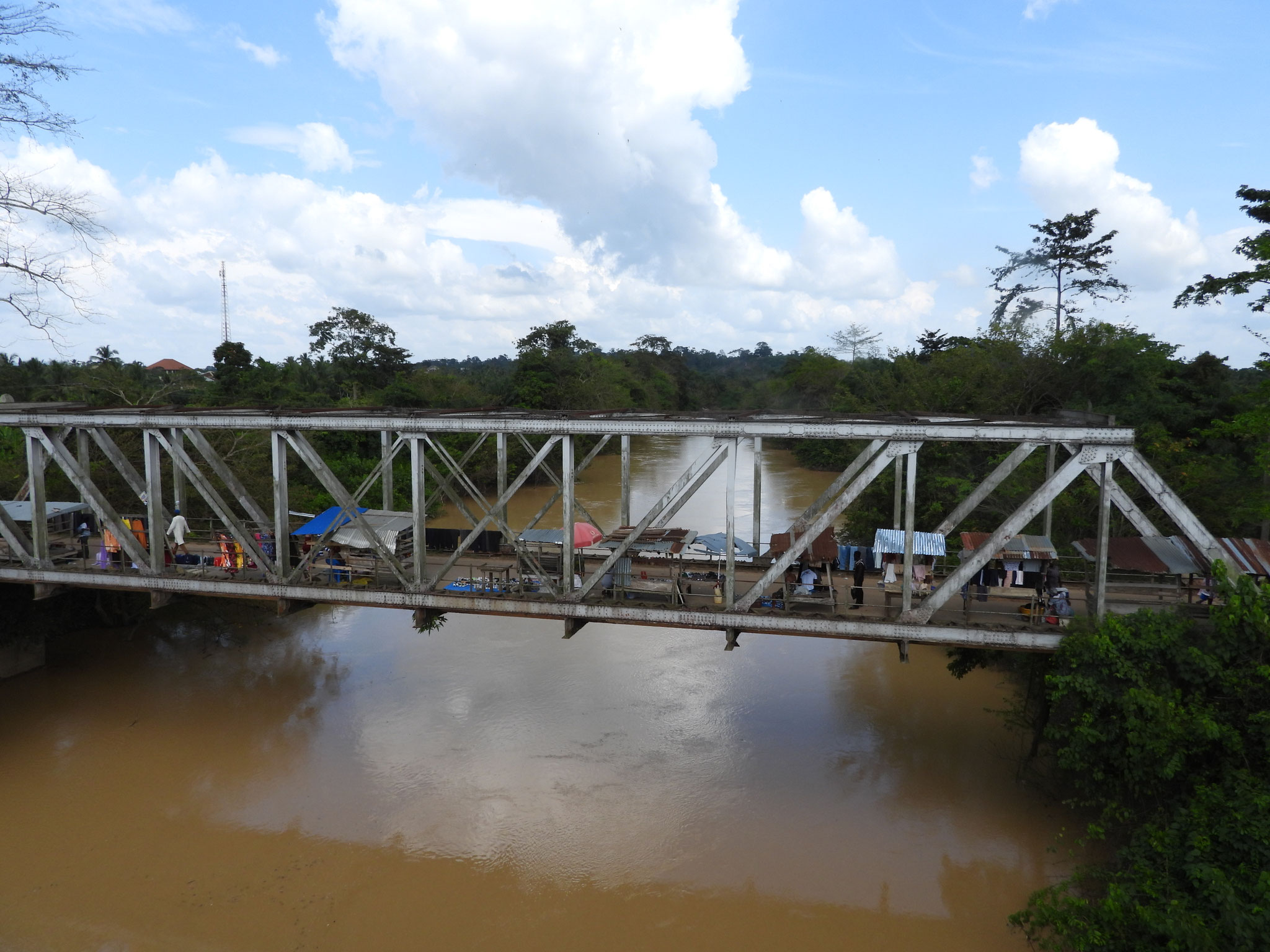 Markt auf einer alten Brücke zwischen Aguma und Akroform.