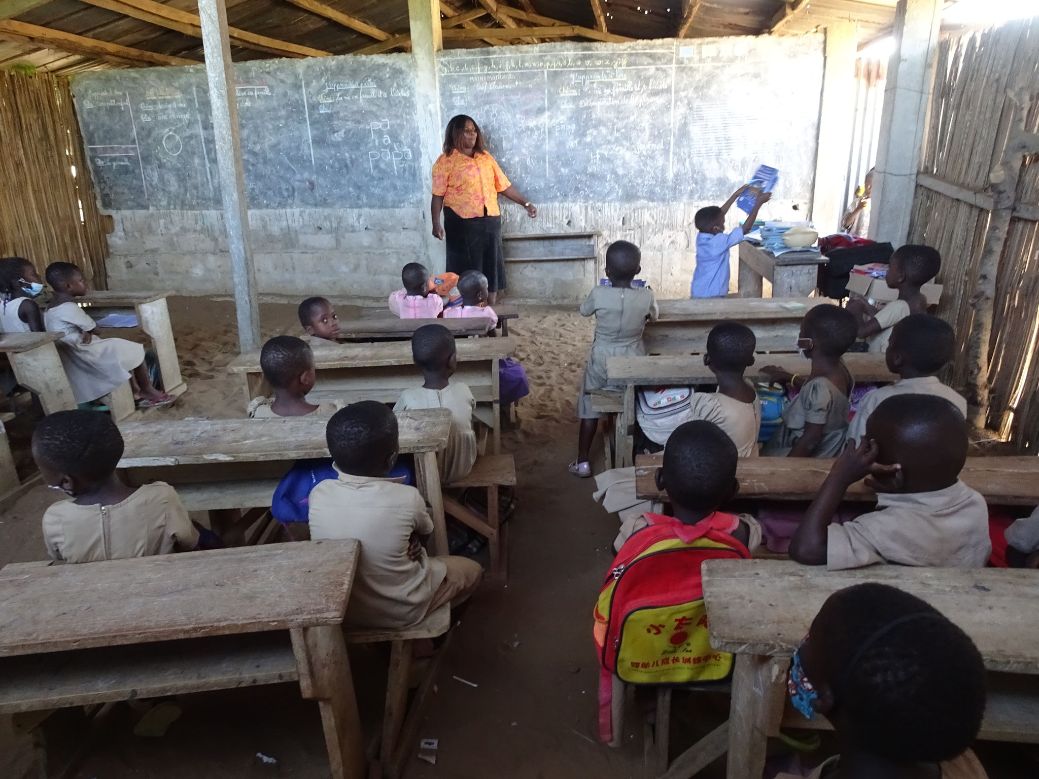 Schulklasse in einem provisorischen Schulzimmer in Agbata.