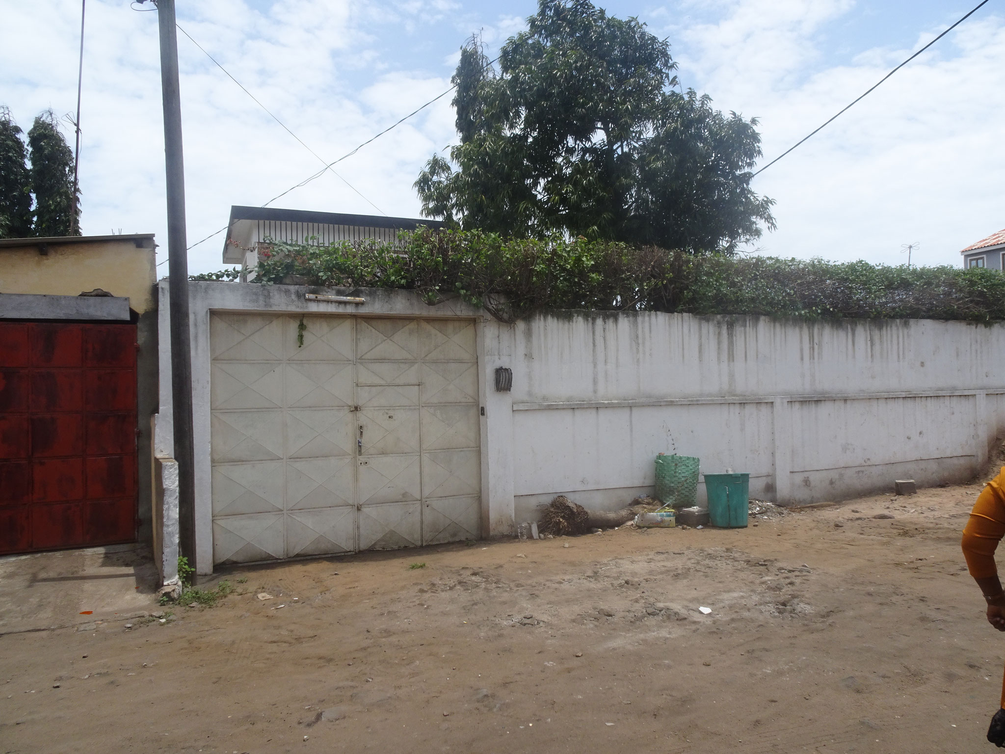 4. Kinderheim “Oasis” in Nyakonuacue von der Strasse aus.