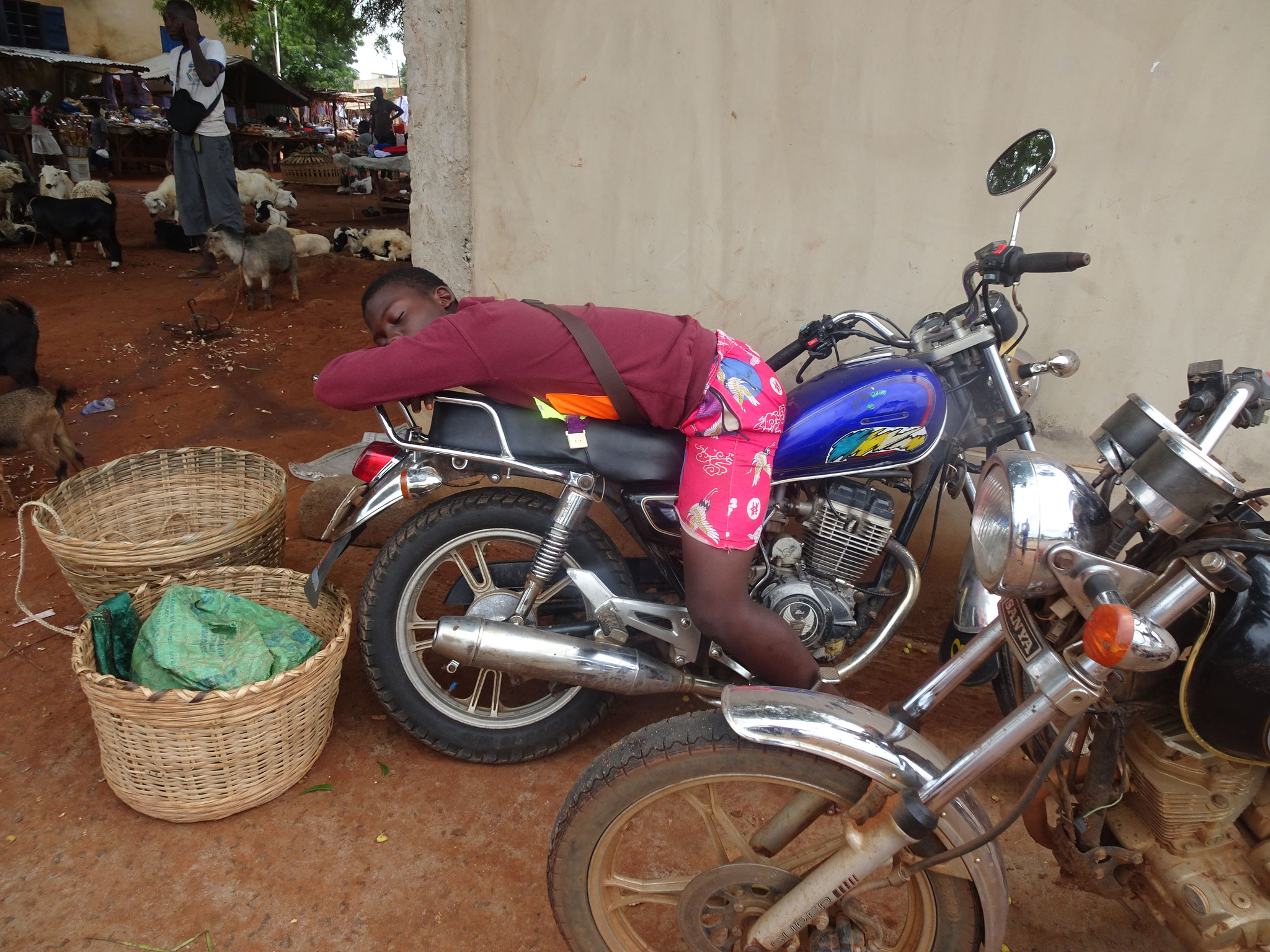 Motorradtaxifahrer schlafen oft auf ihren Motorrädern.