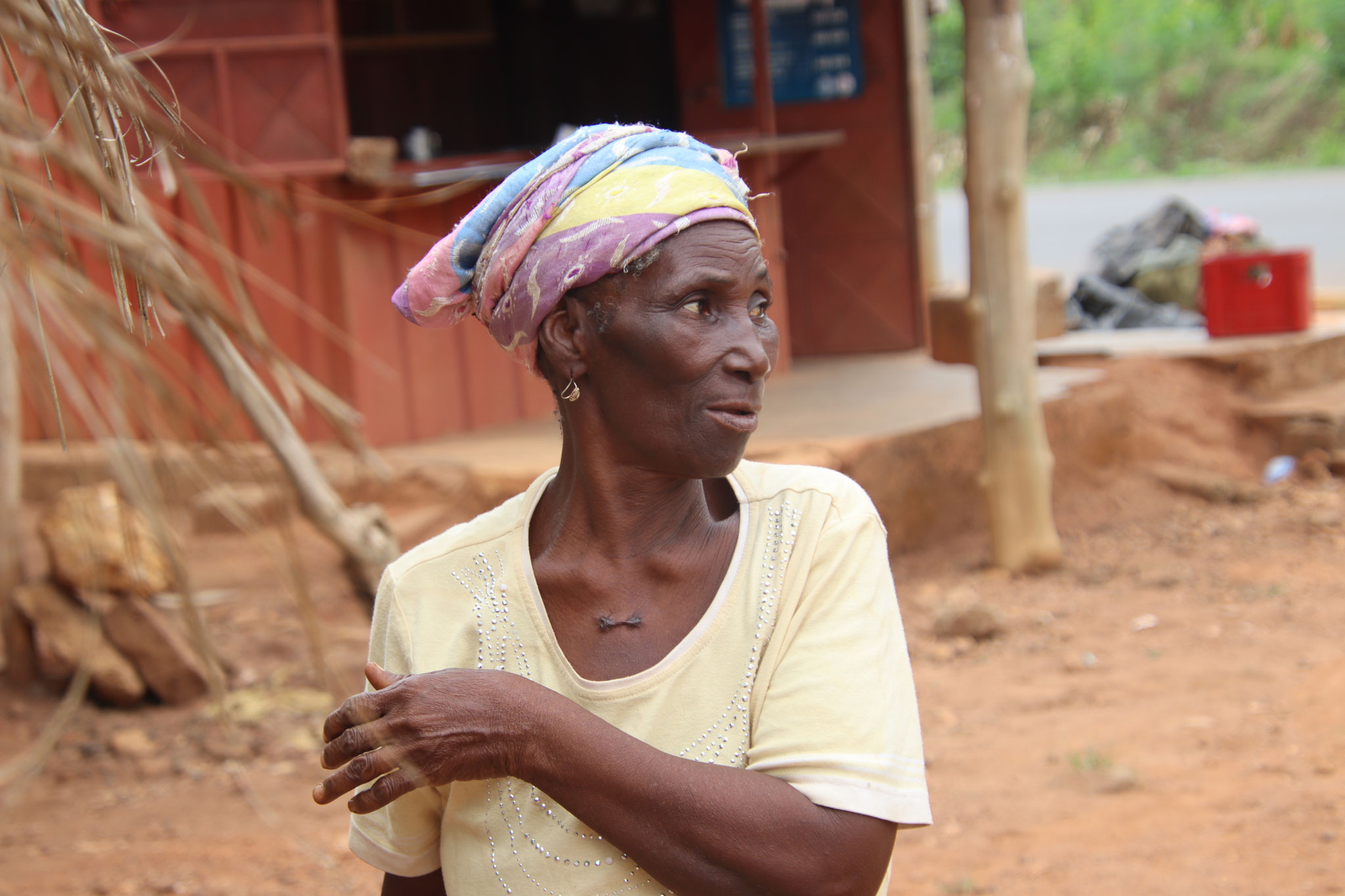 Ältere Marktfrau in Tové Ahouto.