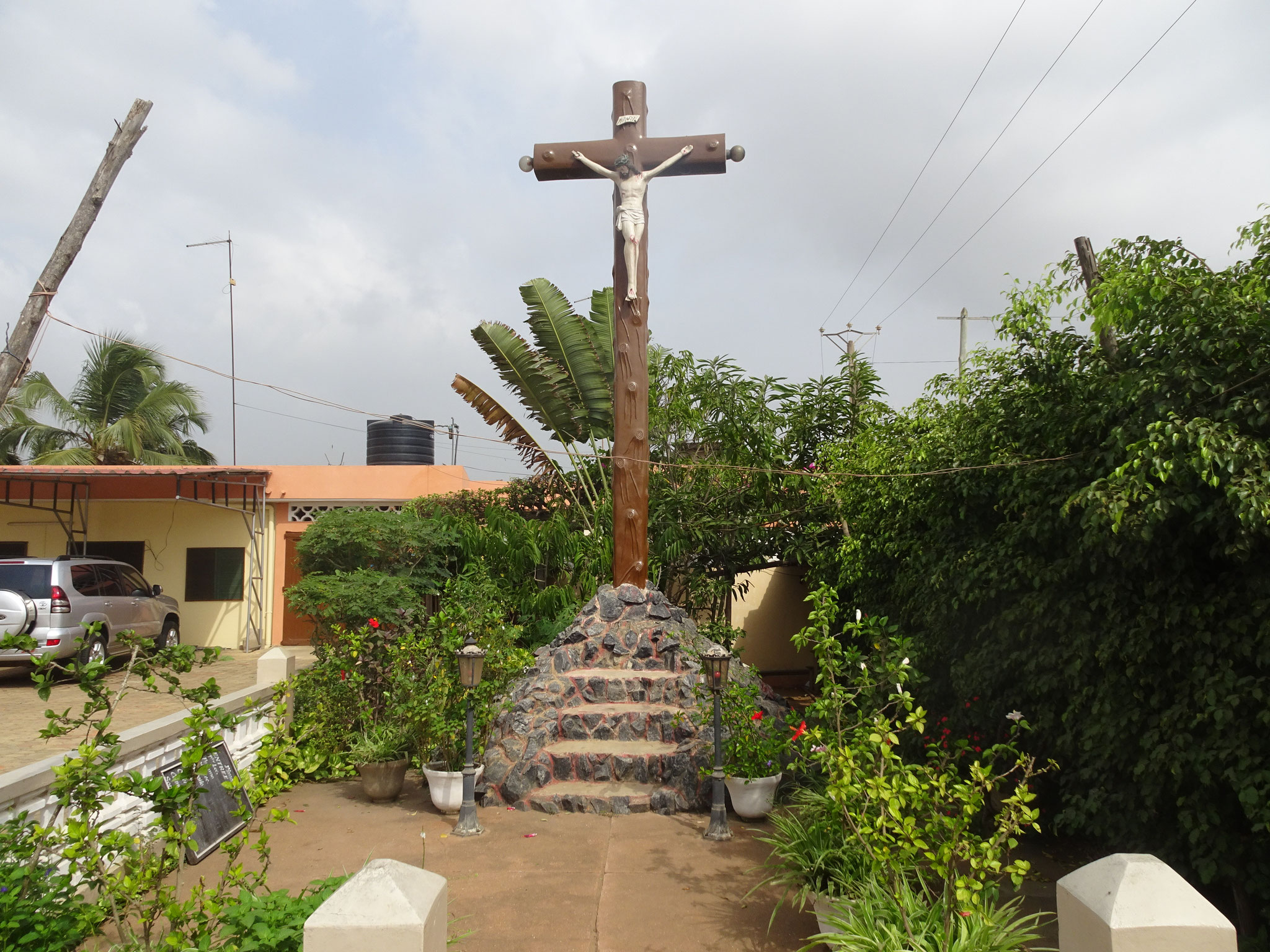 Kreuz bei der Kirche von Baguida.