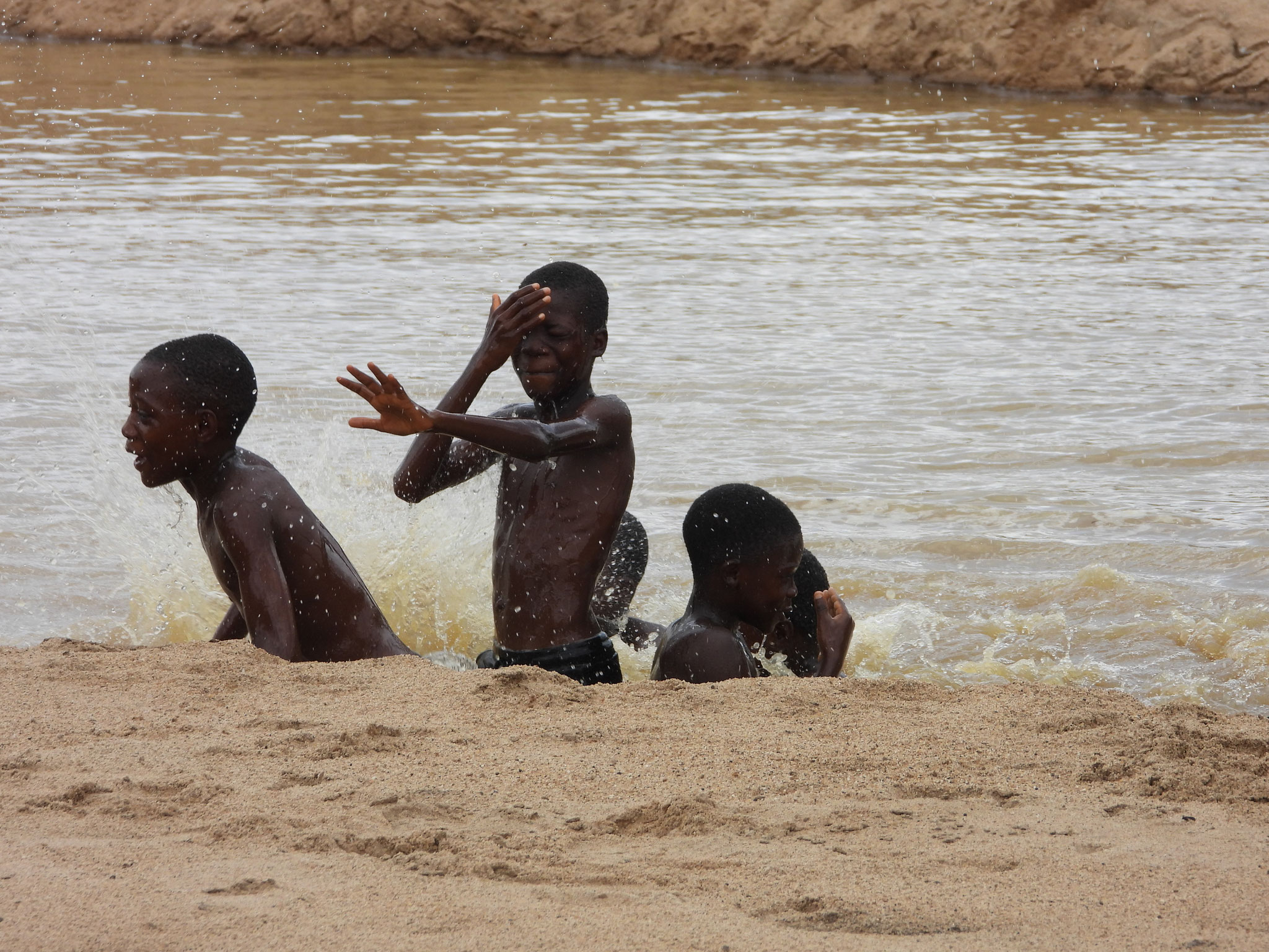 Kinder genießen das Baden.
