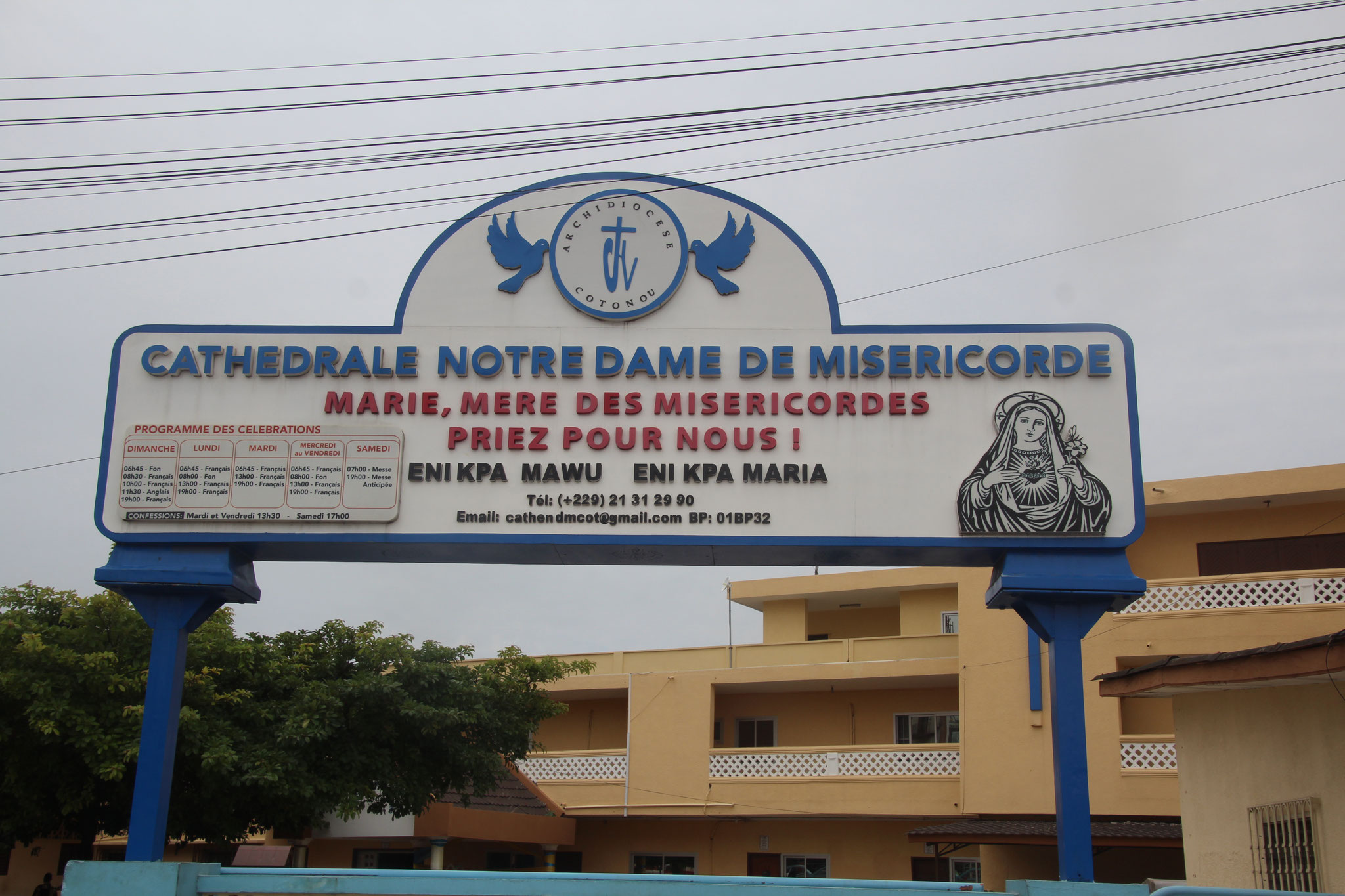 Tafel zur Kathedrale in Cotonou.