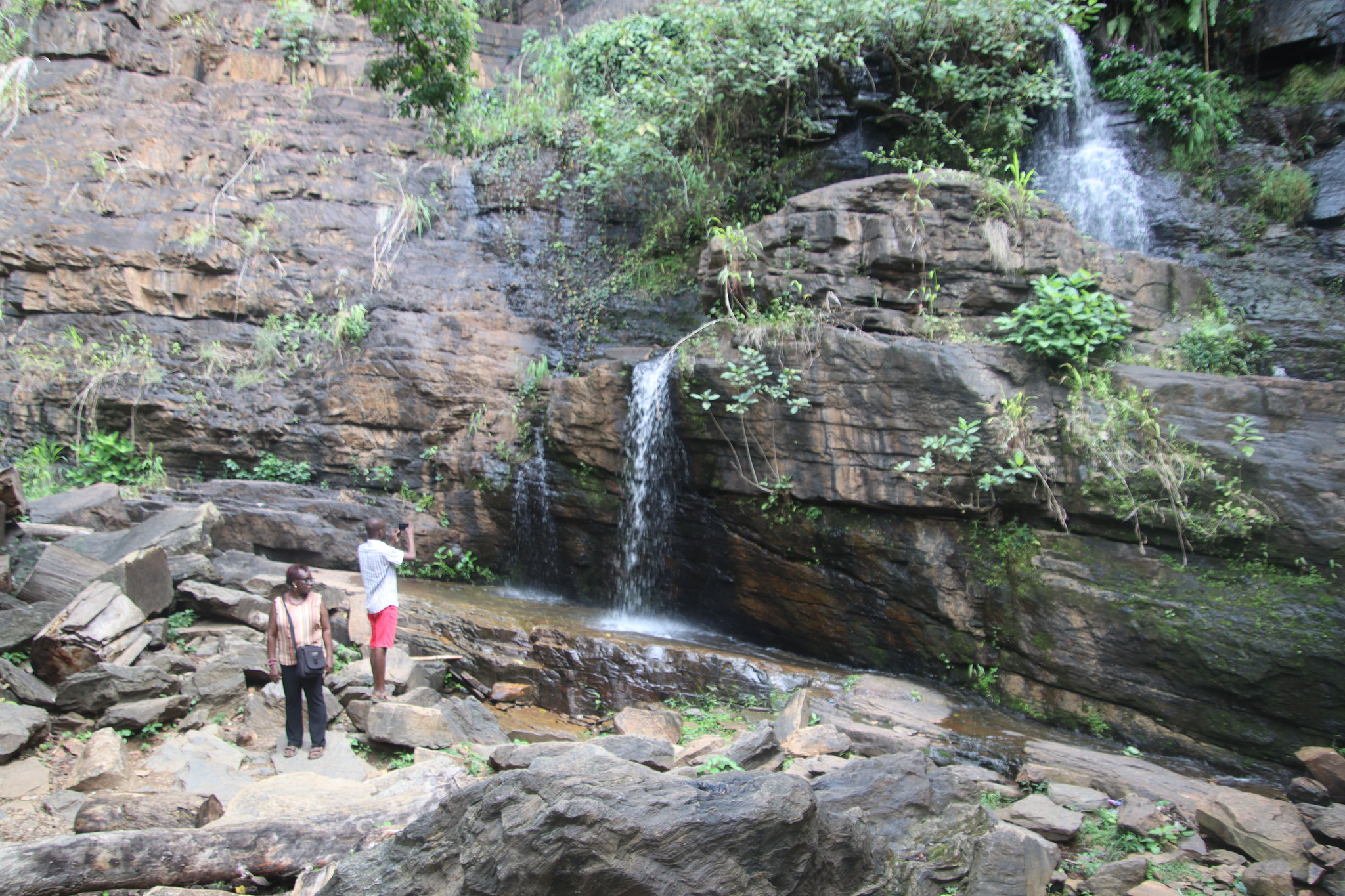 Manjo und Tsevi beim Wasserfall.