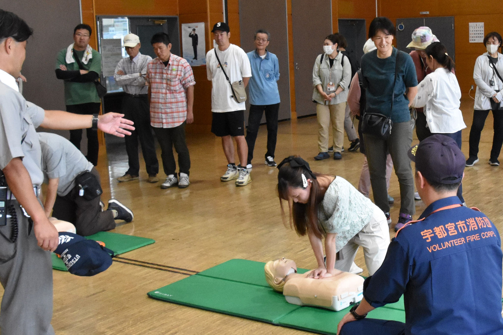 AEDの取り扱いを学び、胸骨圧迫に取り組む