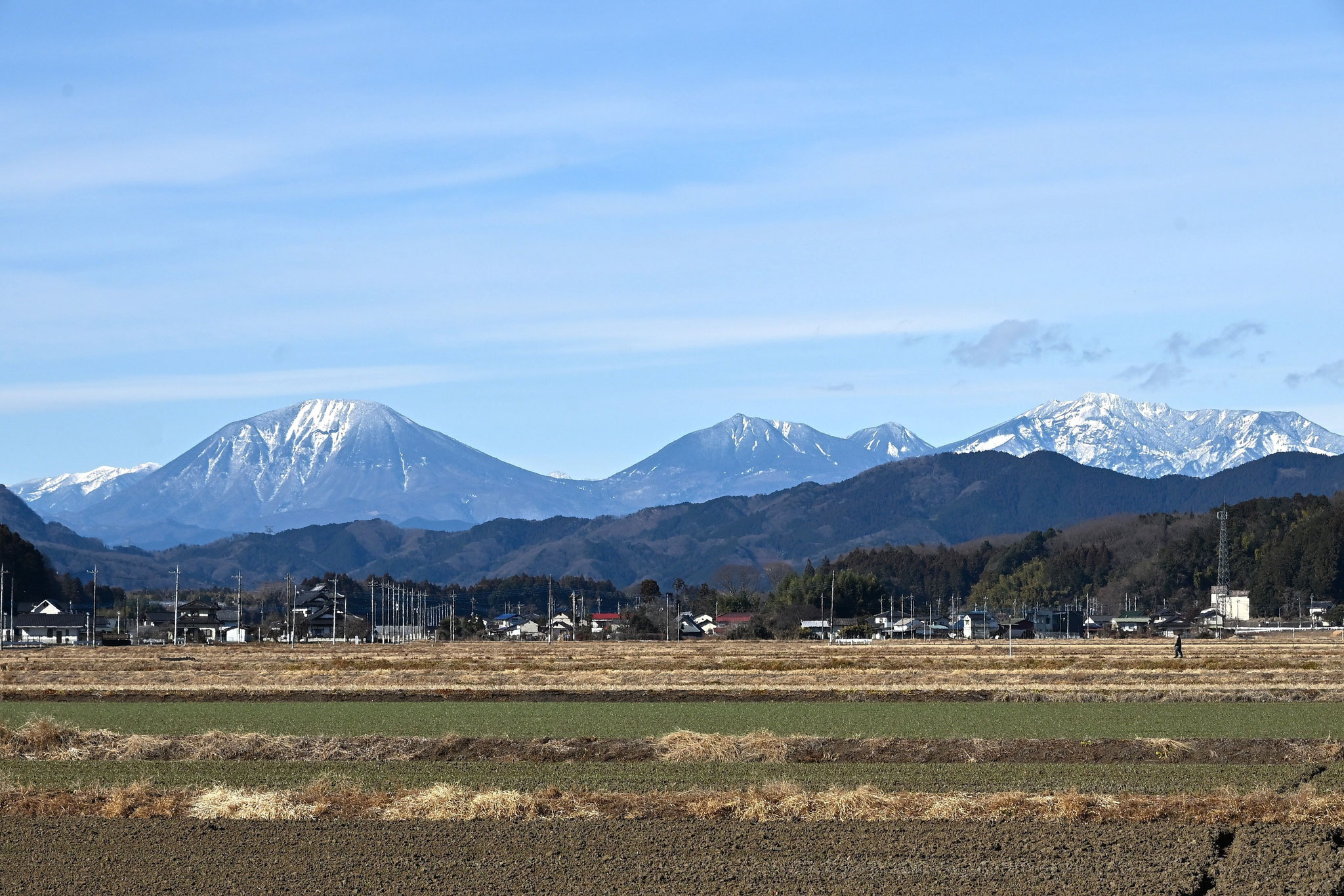 年明けに冬姿を見せる山々