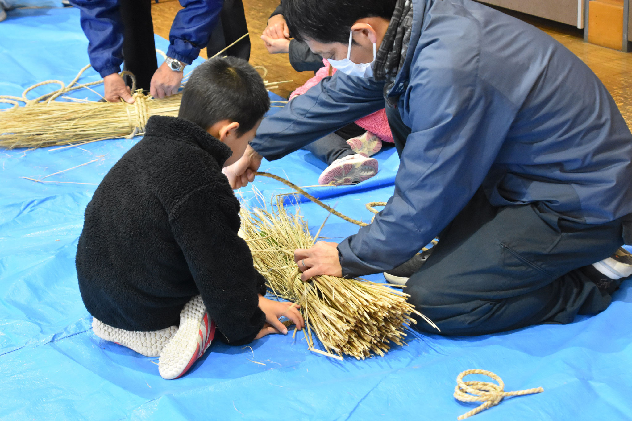 竹3本を稲藁で巻き縄で絞める