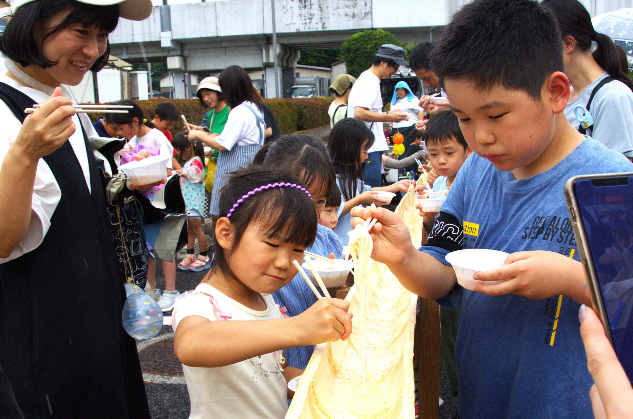 大人気、流しそうめんに涼を求める