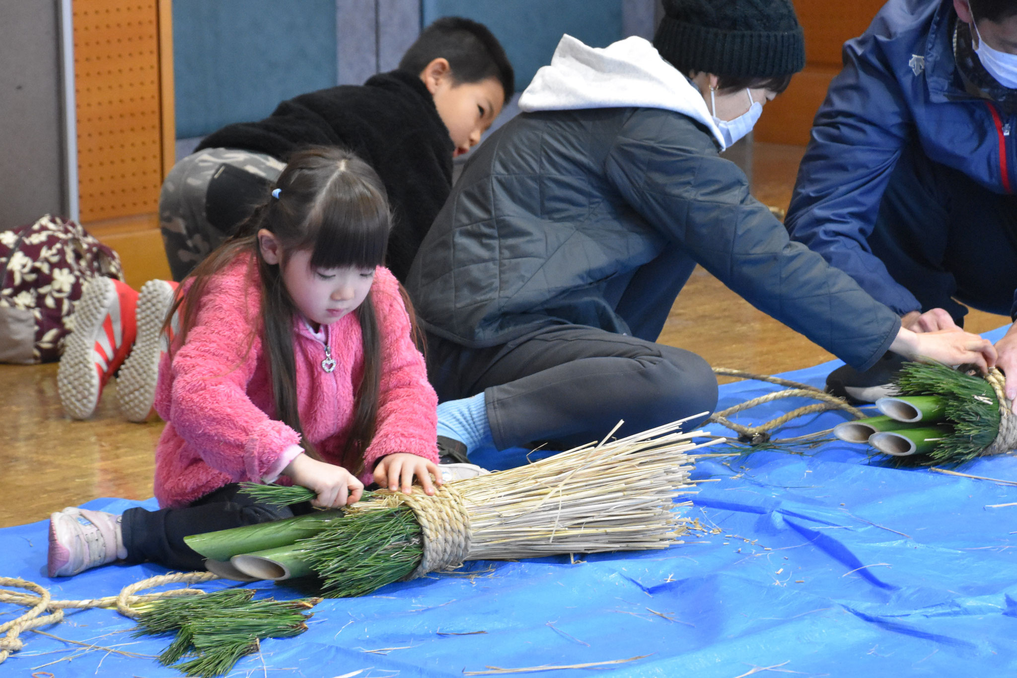 松葉を差し込み、さらに縄をきつく巻く