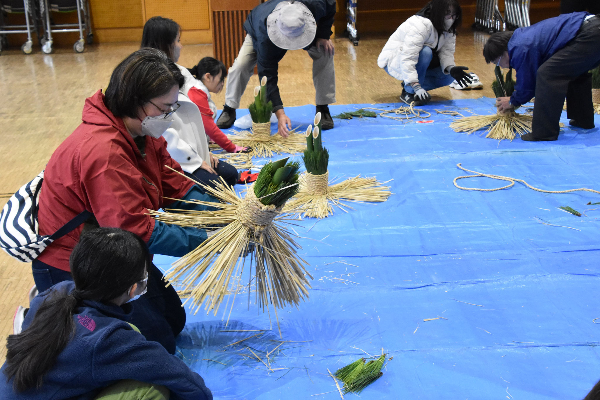 門松が安定するよう藁の裾を広げる