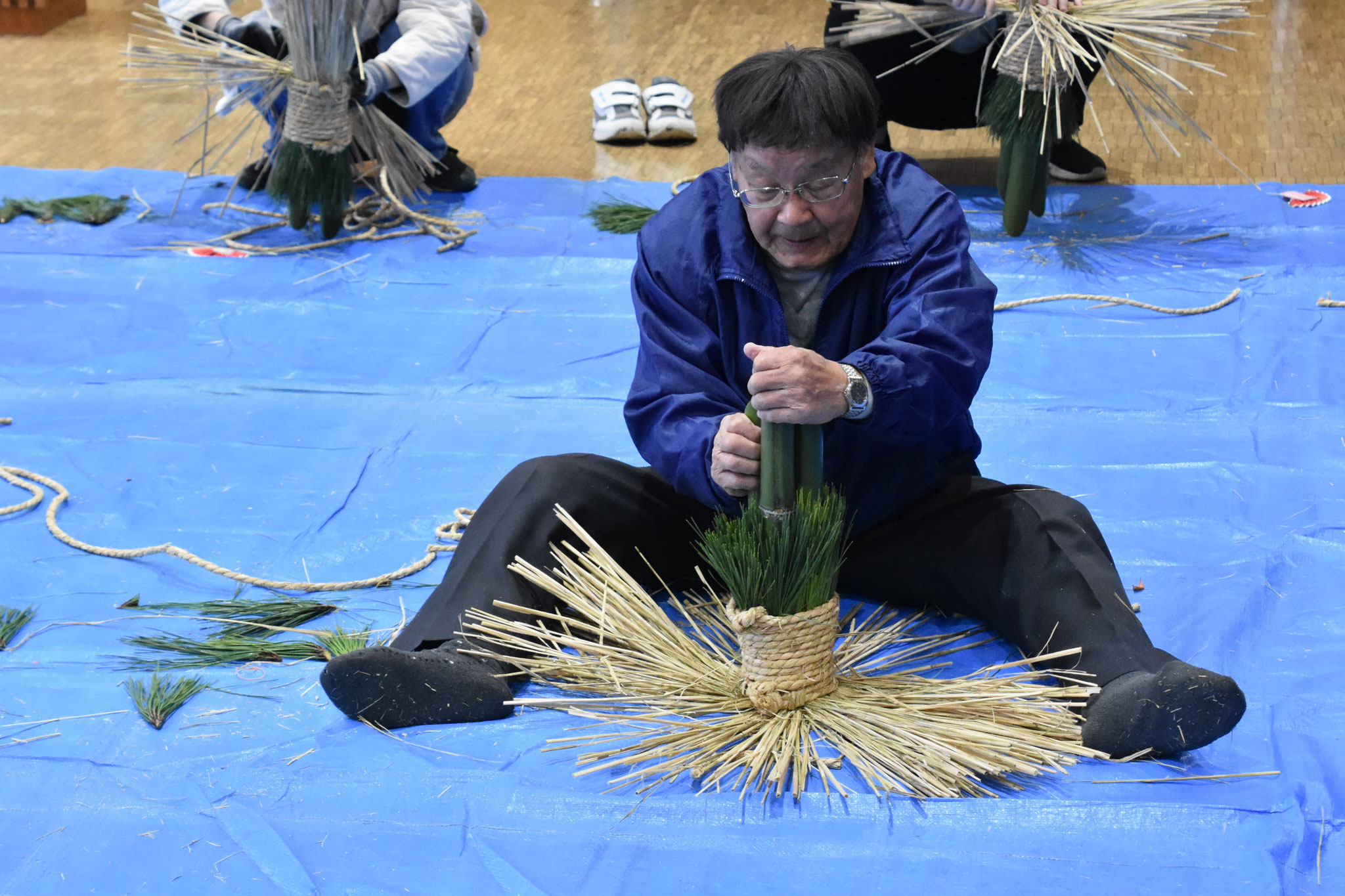 小林会長が竹の向きや縄の広がりを修正