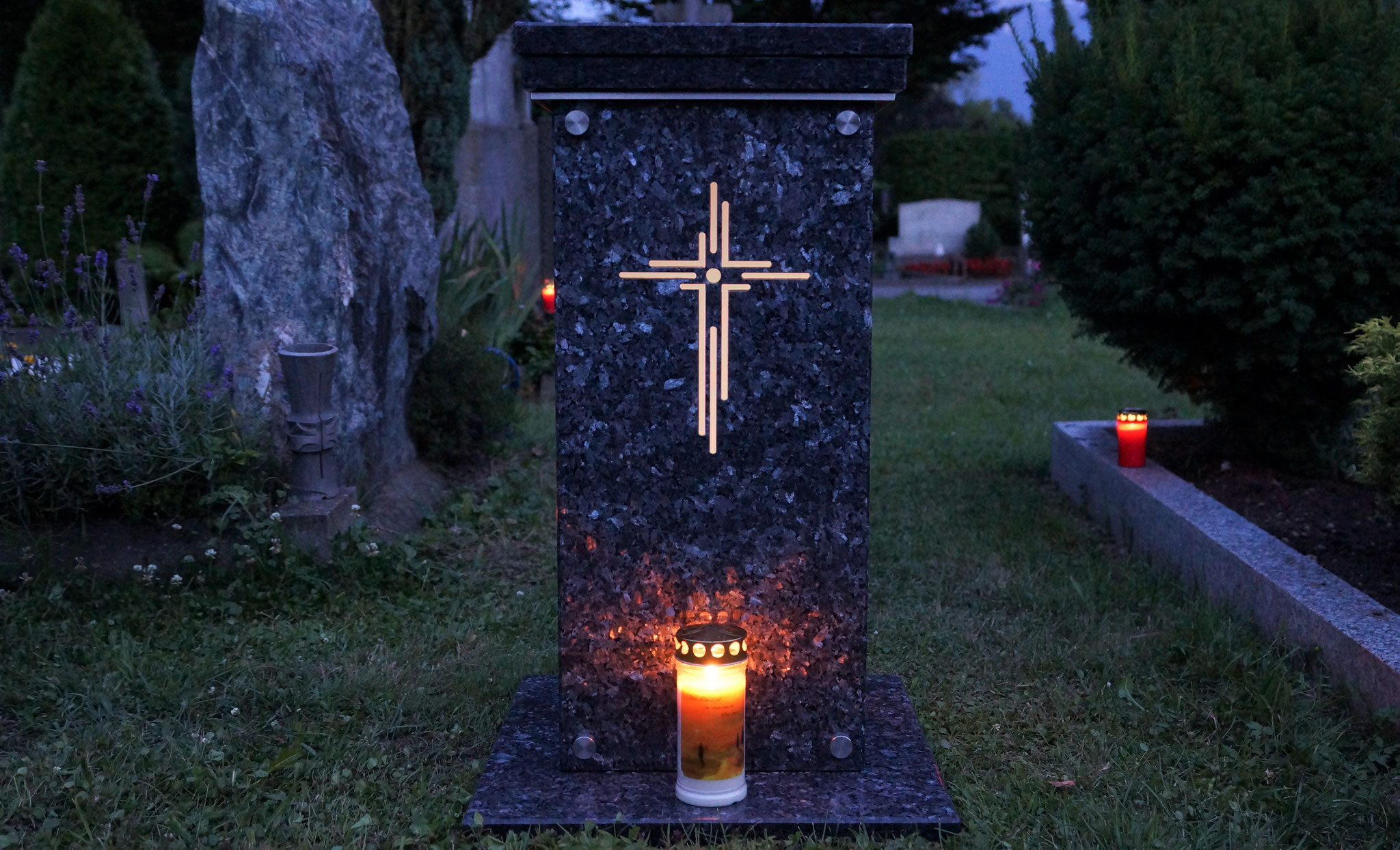 Solarpaket mit Kreuz in der Dämmerung