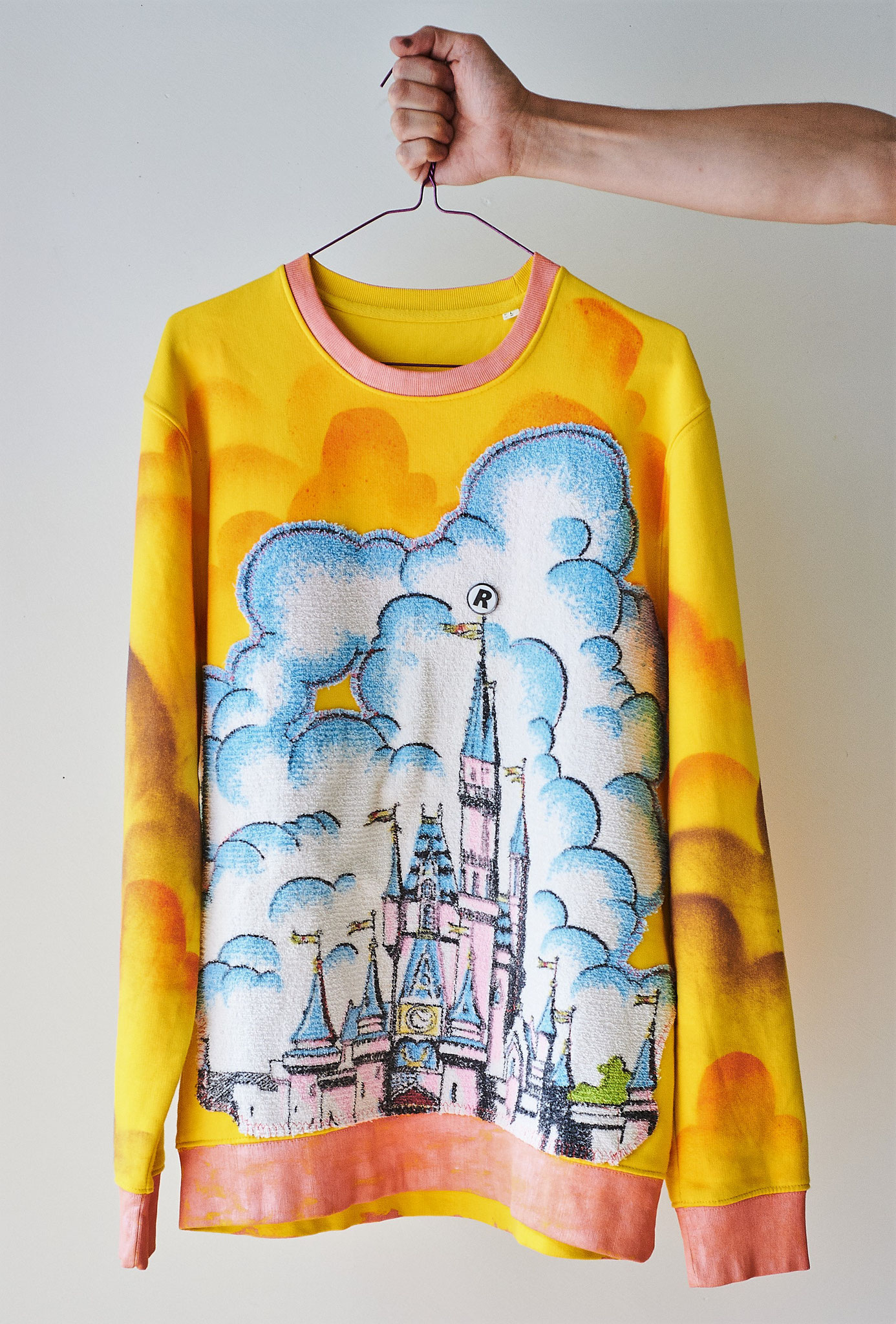 Yellow Cloud Castle, Sweater Froteetuch, Acryl, Pin, Thermofolie, Pin, Größe L, 2021