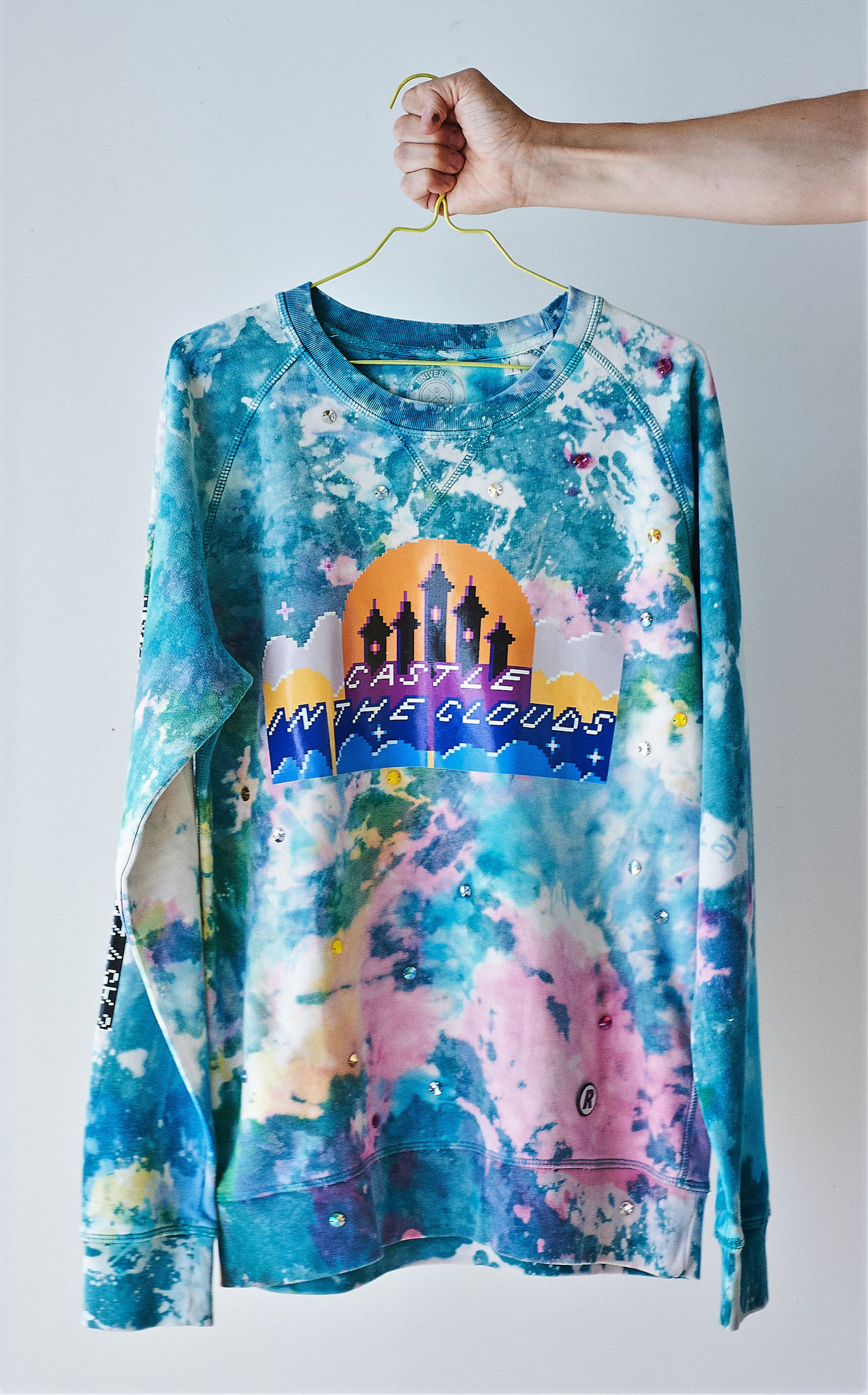 Celestial Cloud Castle Sweater, Textildruck, Thermofolie, Swarovski-Kristalle, Pin, Größe L, 2021