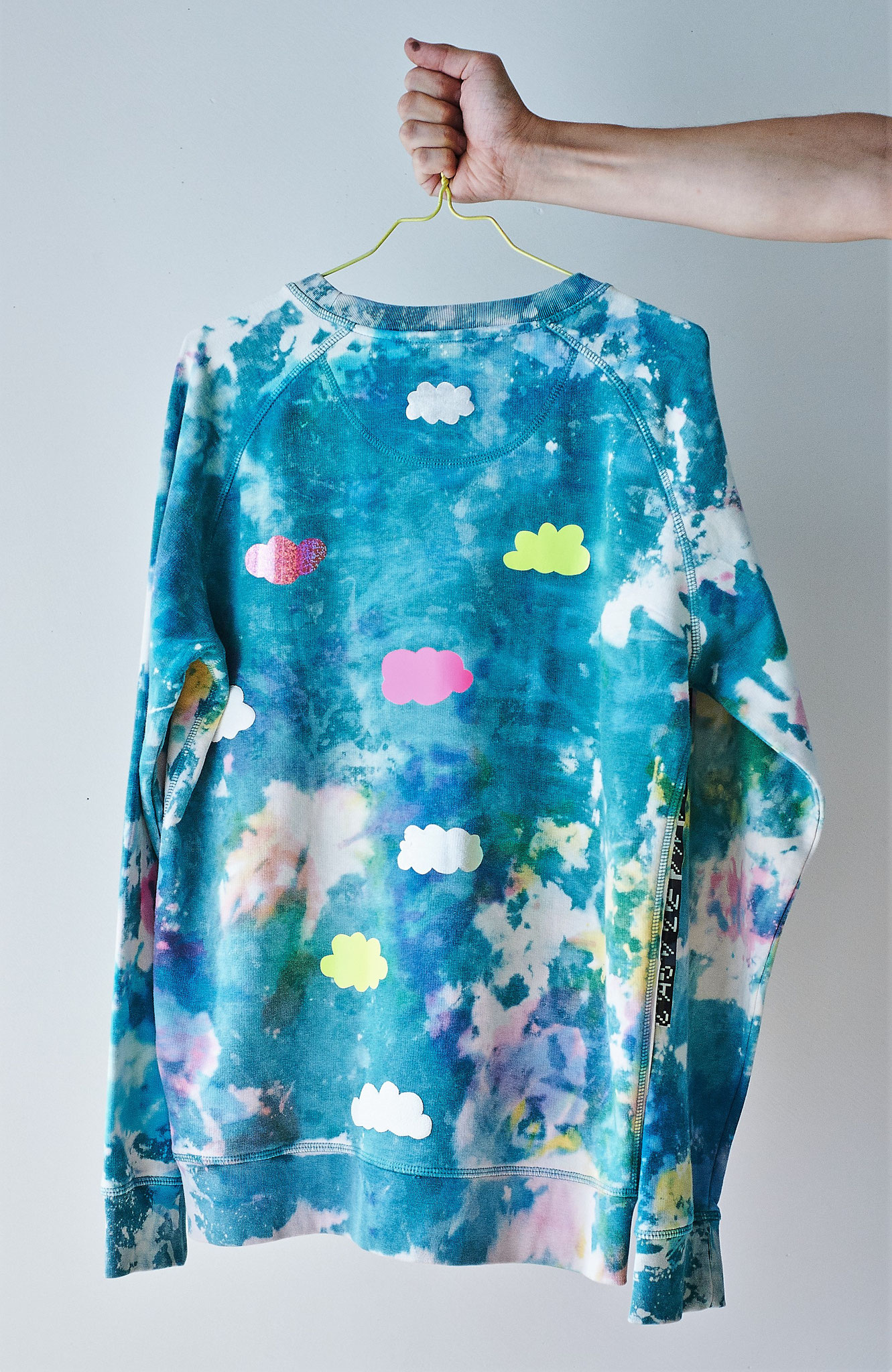 Celestial Cloud Castle Sweater, Textildruck, Thermofolie, Swarovski-Kristalle, Pin, Größe L, 2021
