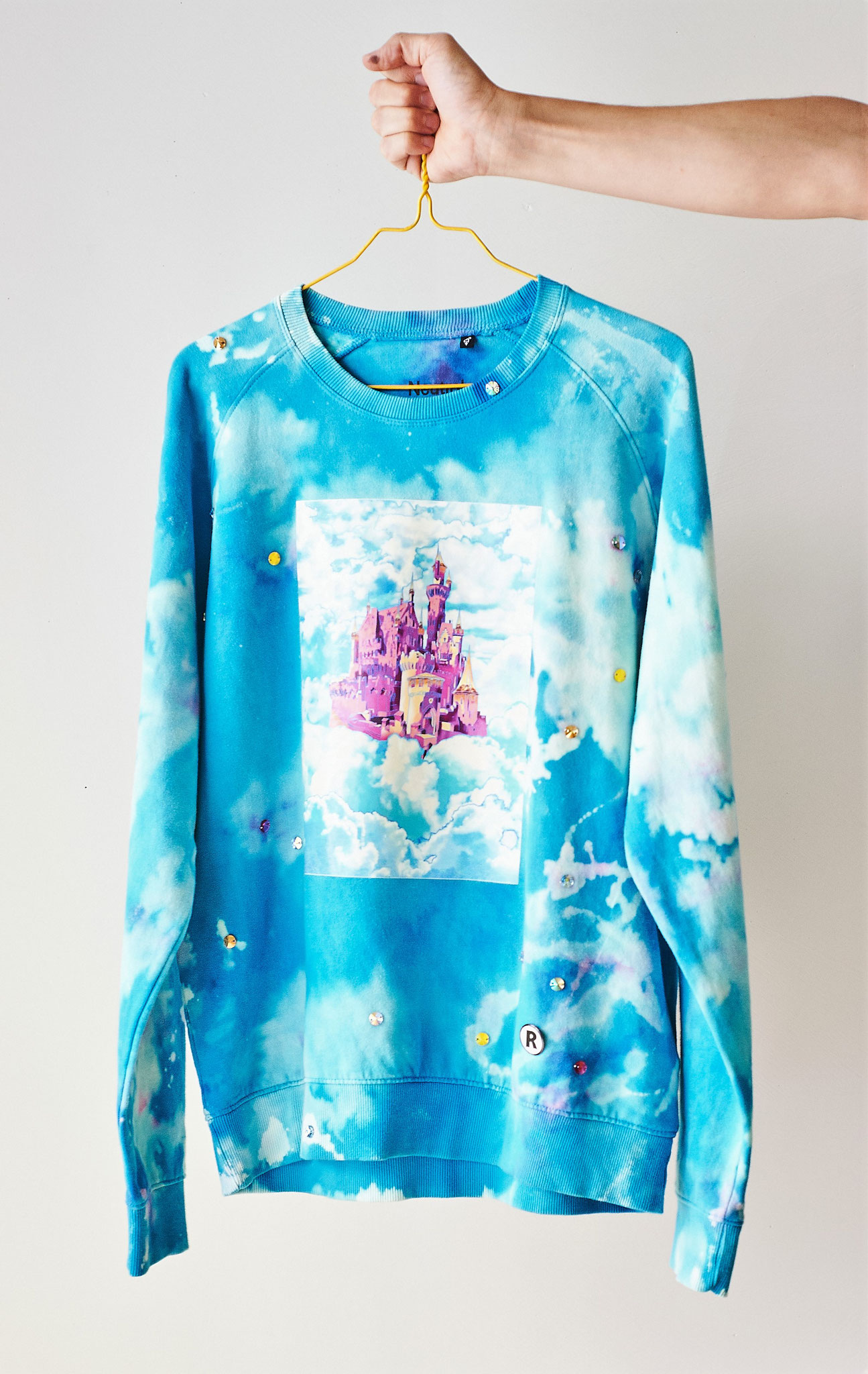 Blue Falkenstein in the Clouds Sweater, Textildruck, Thermofolie, Swarovski-Kristalle, Pin, 2021