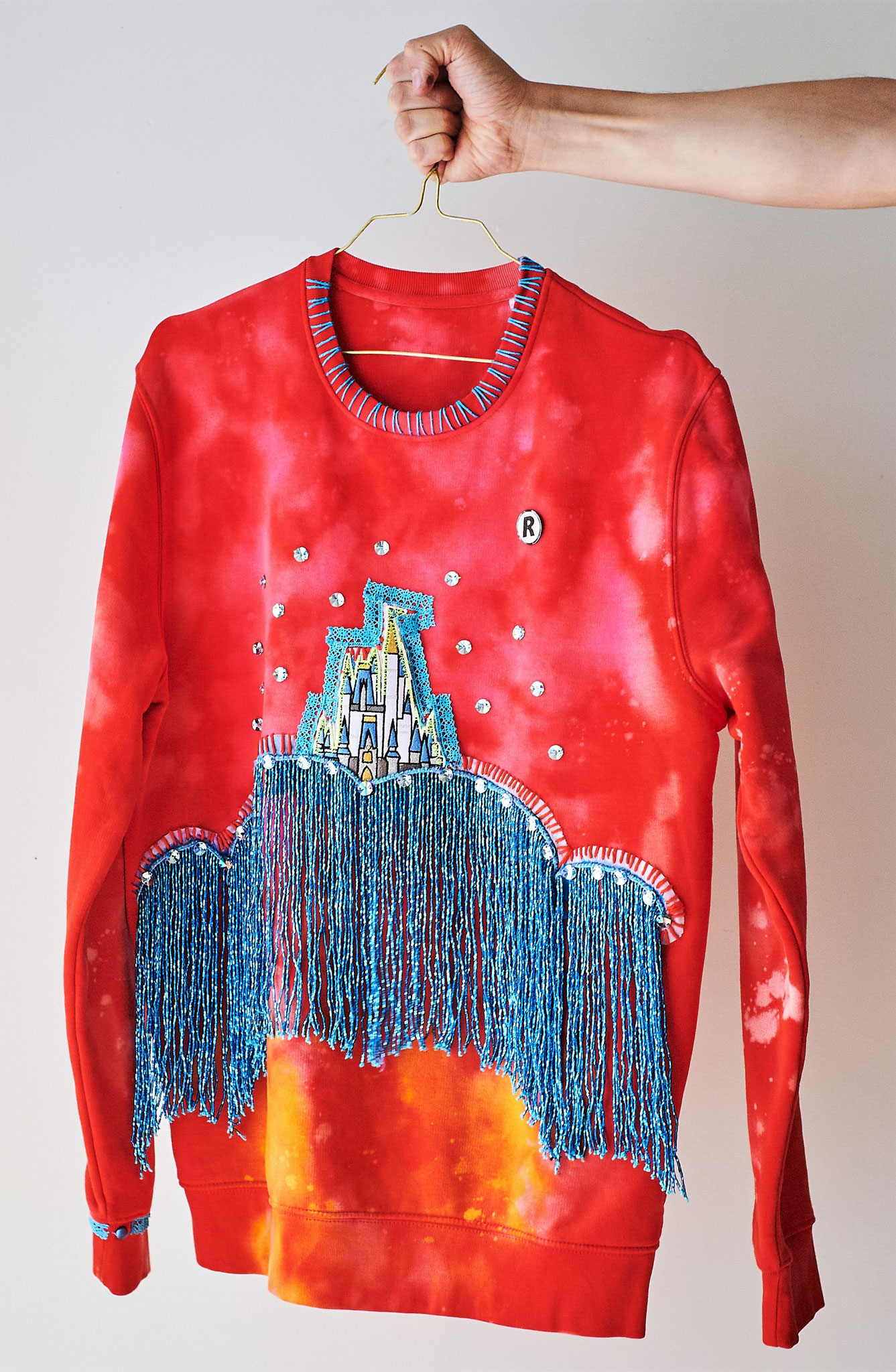 Red and Blue Cloud Castle Sweater, Aufnäher, Perlenfransen, Swaowski-Kristalle, Pin, Größe M, 2022