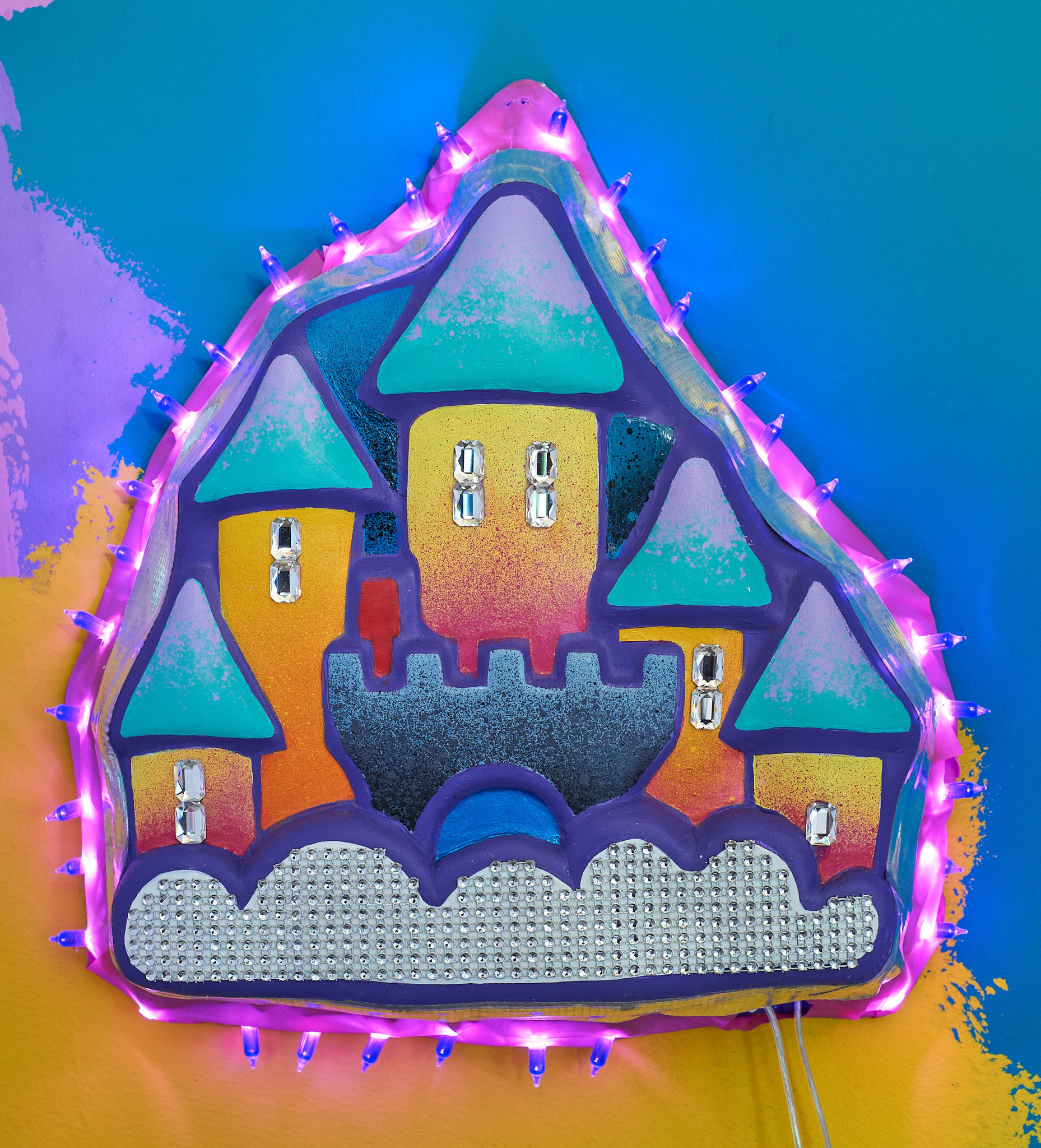 Purple Star Gem Cloud Castle, Metall-Backform, Acrylfarbe, Acryl, Lichterkette, Swarovski-Kristalle, 33 x 31  cm, 2021