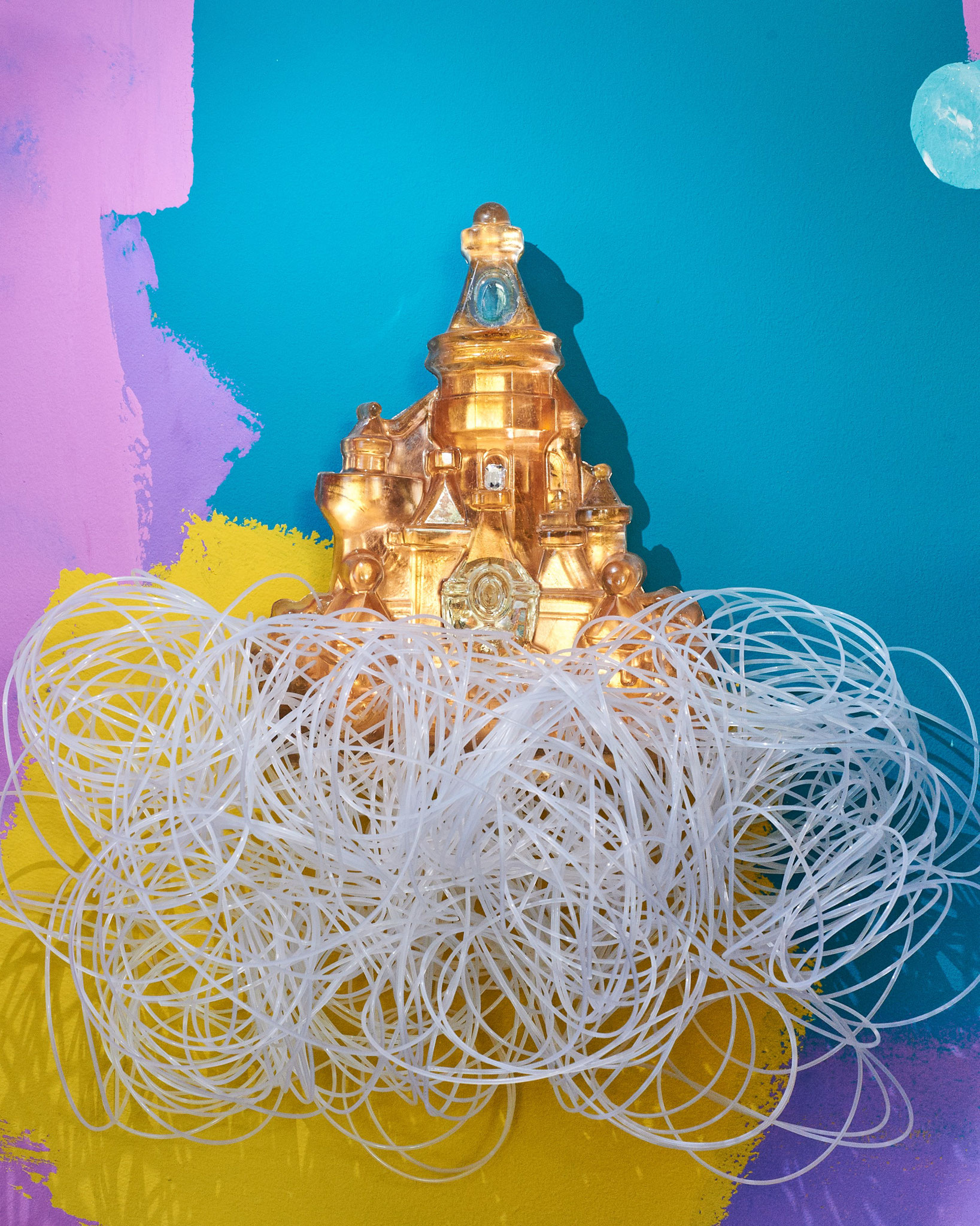 Golden Jelly Castle On White, Wire Cloud, Folie, Epoxidharz, Swarowski-Kristalle, Hochsee-Angelschnur, 46 x 44 cm, 2021