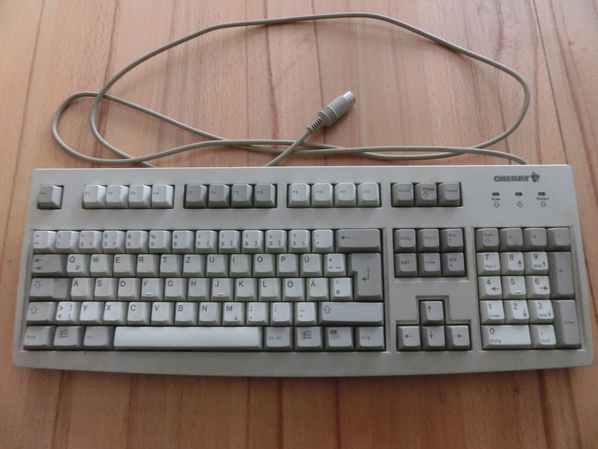Cherry-Tastatur mit 5 poligen Stecker
