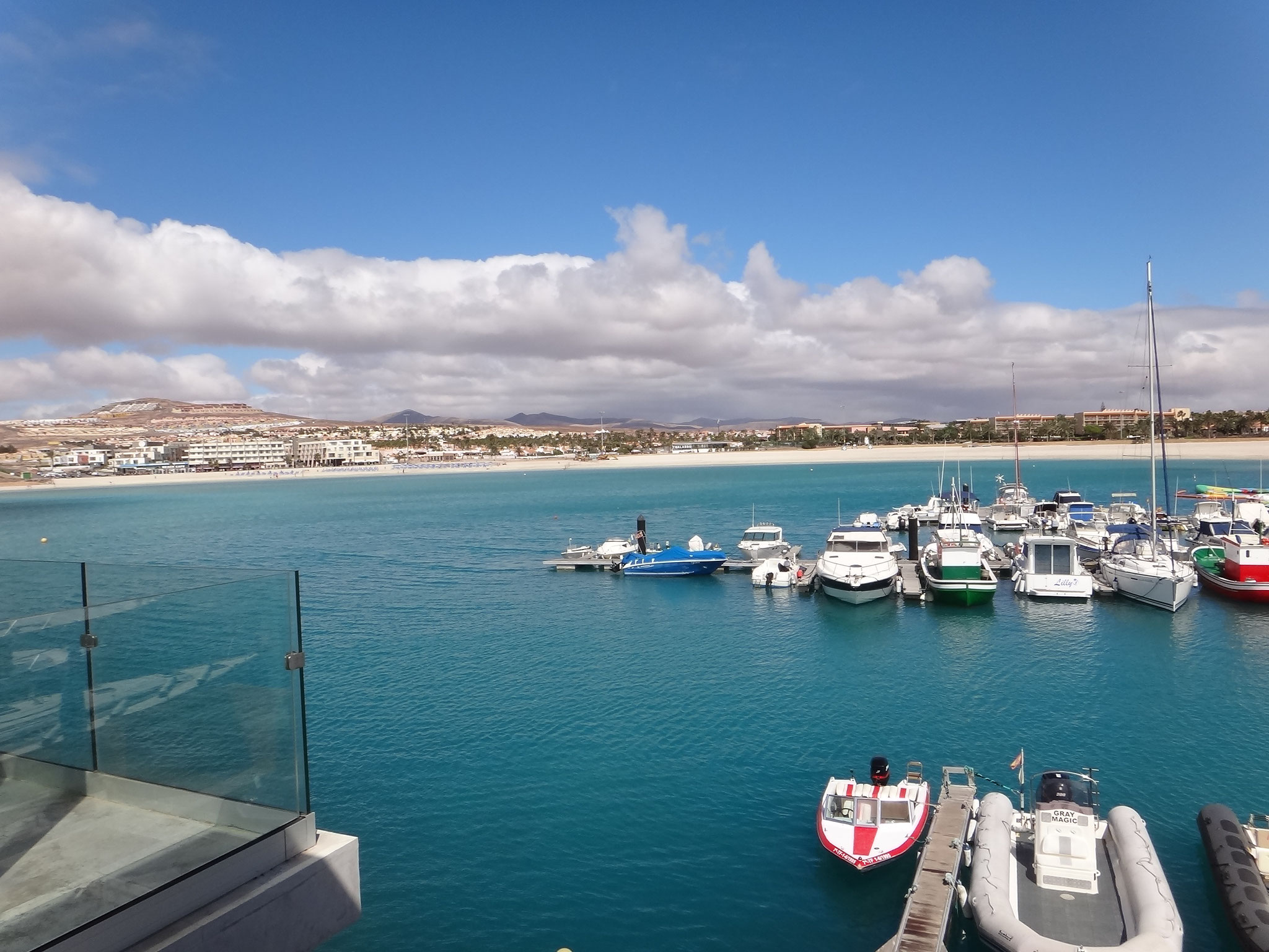 Blick von der Bar El Faro auf den Hafen