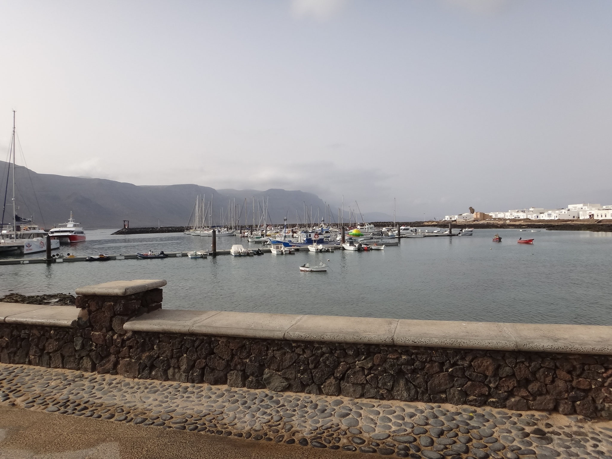 Blick von der Promenade in den Hafen von Graciosa