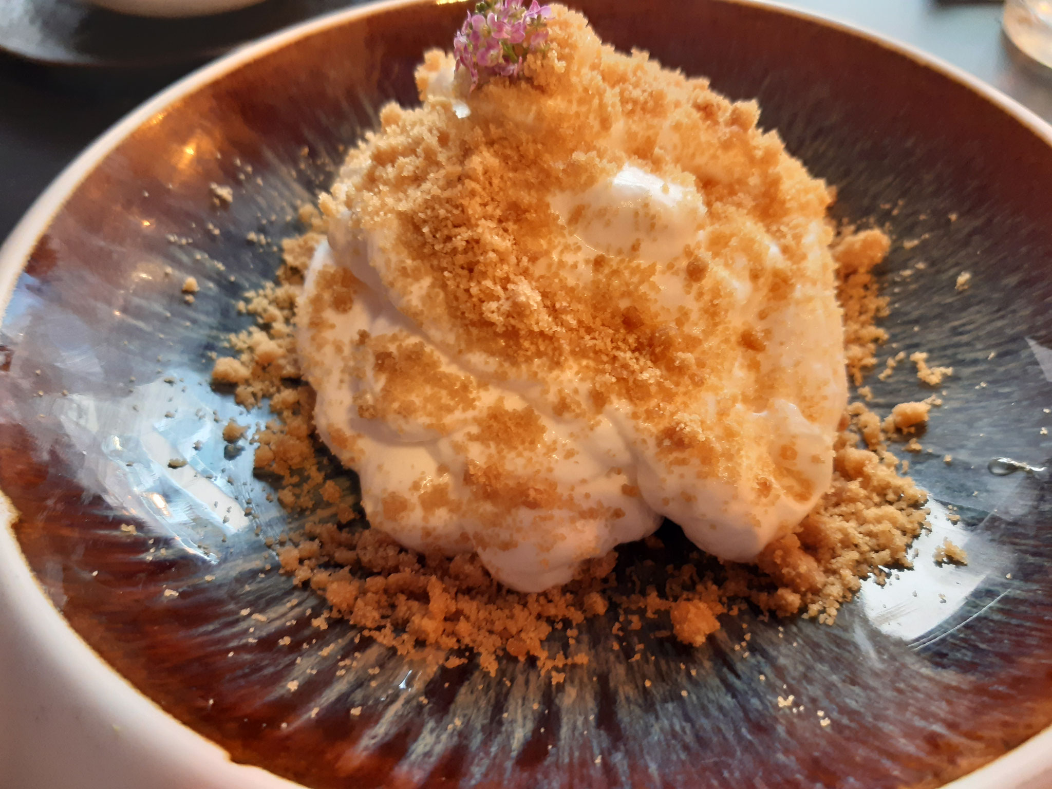 Ananas caramélisé, sablé au rhum et espuma coco 