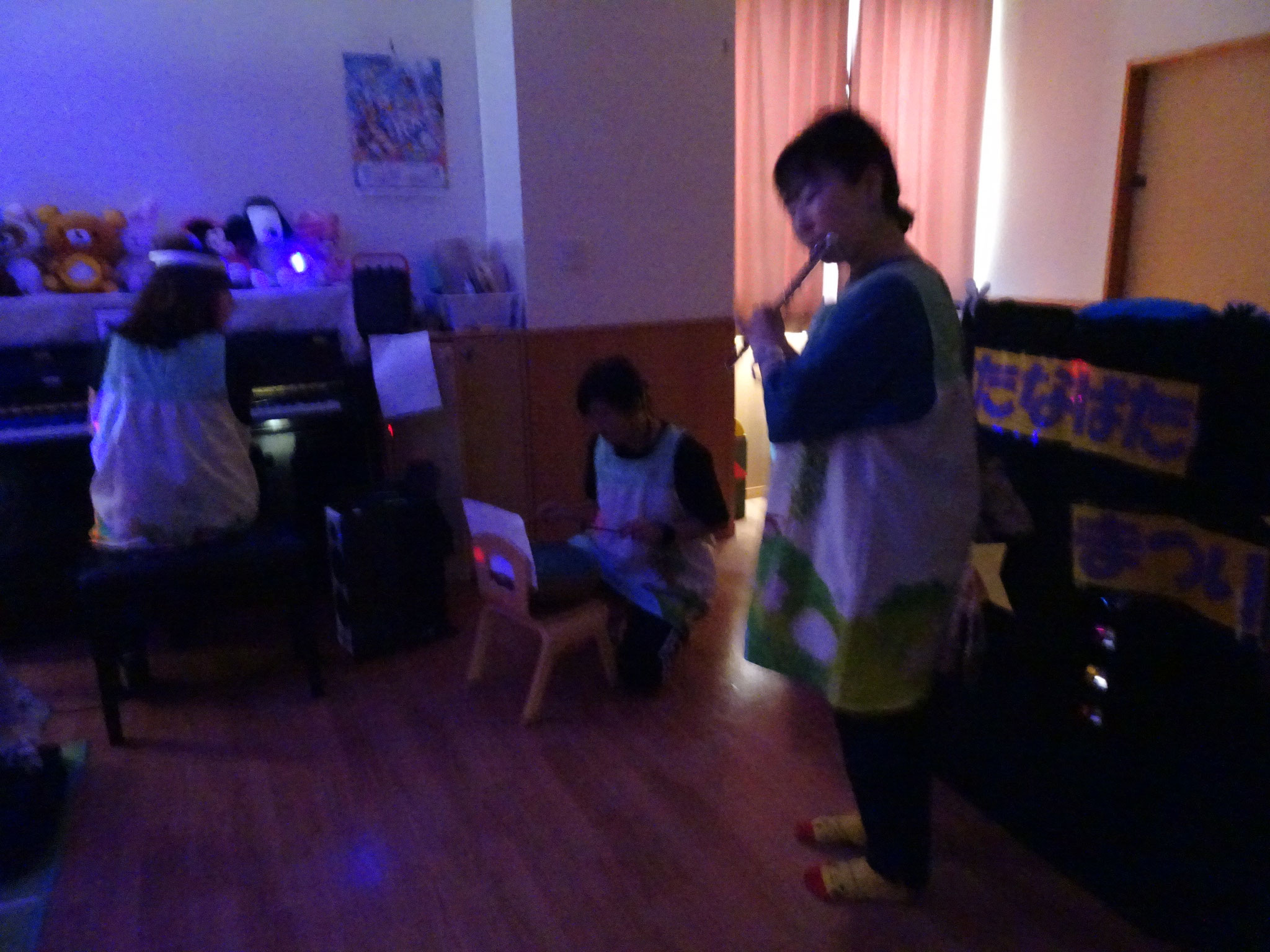 先生たちが願いが叶うようにと「星にねがいを」を楽器演奏☆