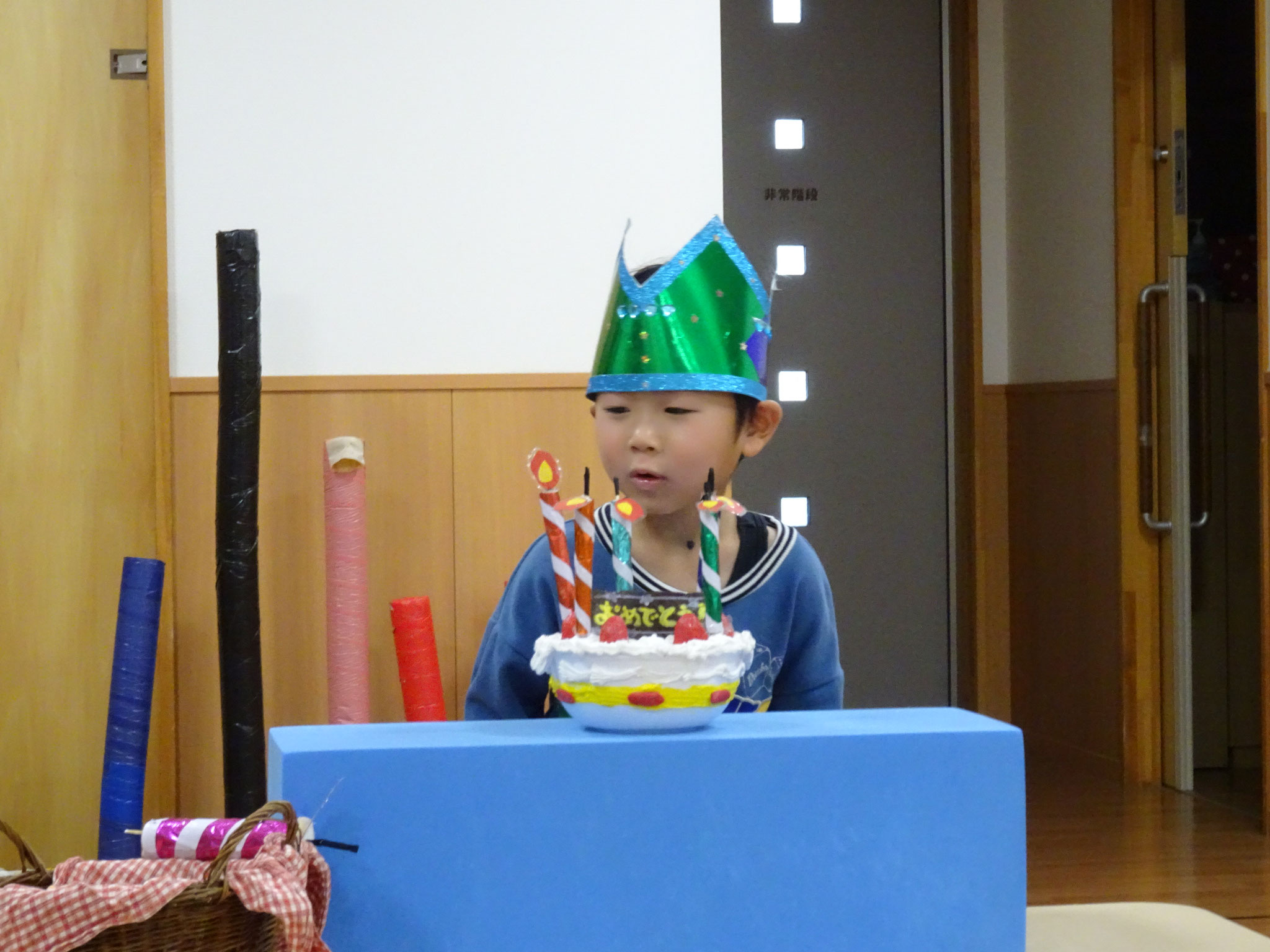 誕生児がケーキのろうそくに「ふ～」をするとみんなから「おめでとう～」と拍手と歓声がいっぱいきかれました。