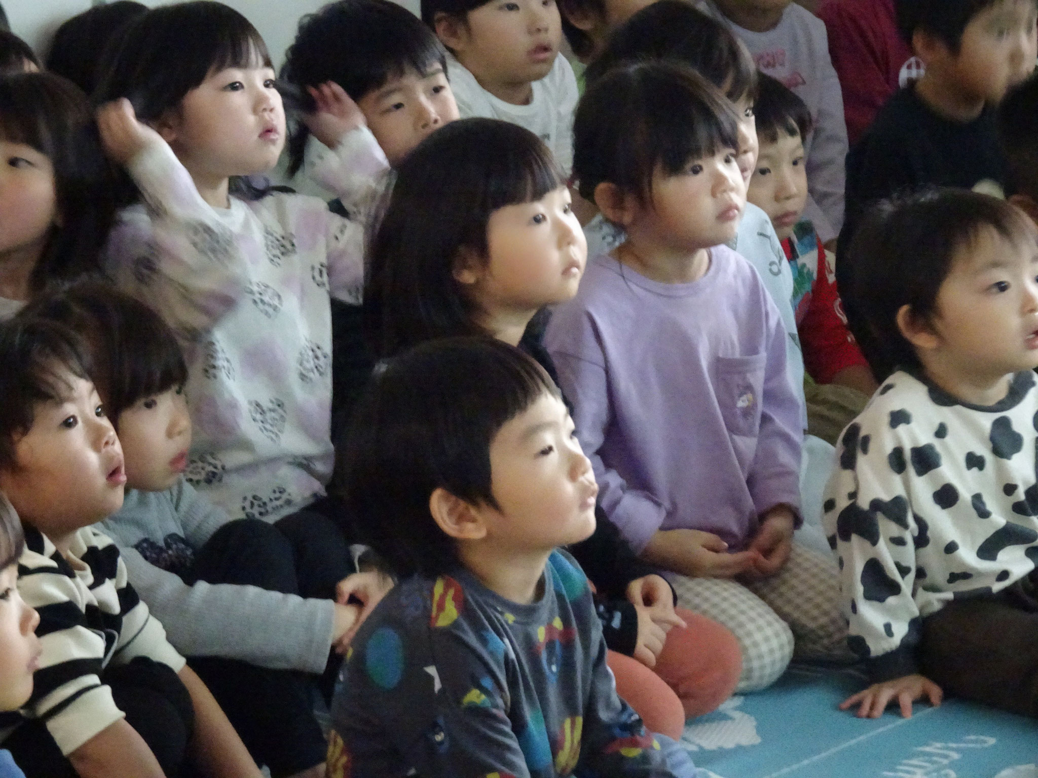 火事についてのお話を真剣に聞く姿がありました。みんなの約束「お・は・し・も」大事ですね。