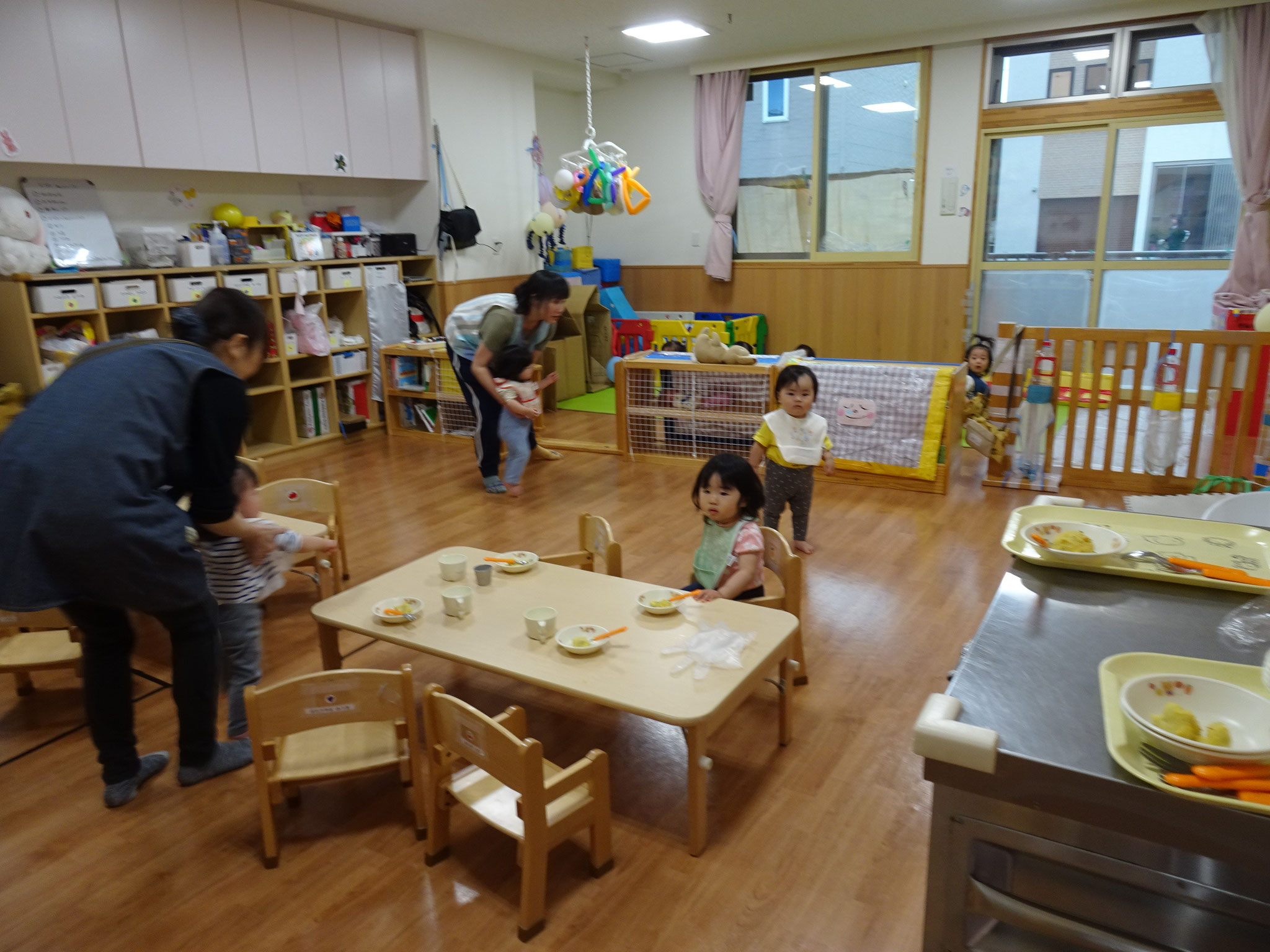 今日は、避難訓練です。午後おやつの途中に避難のベルが！