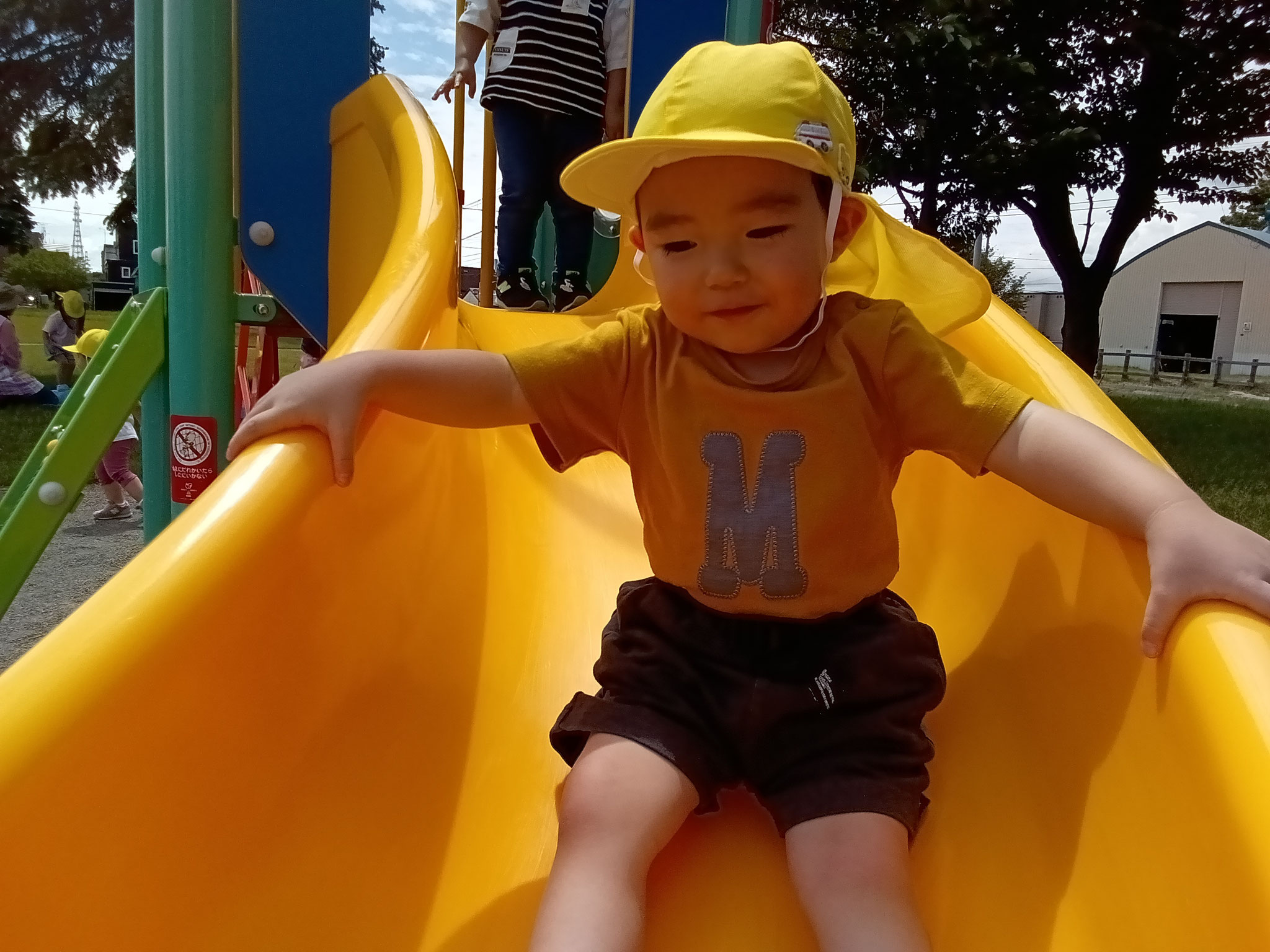 公園のすべり台で遊んできました。