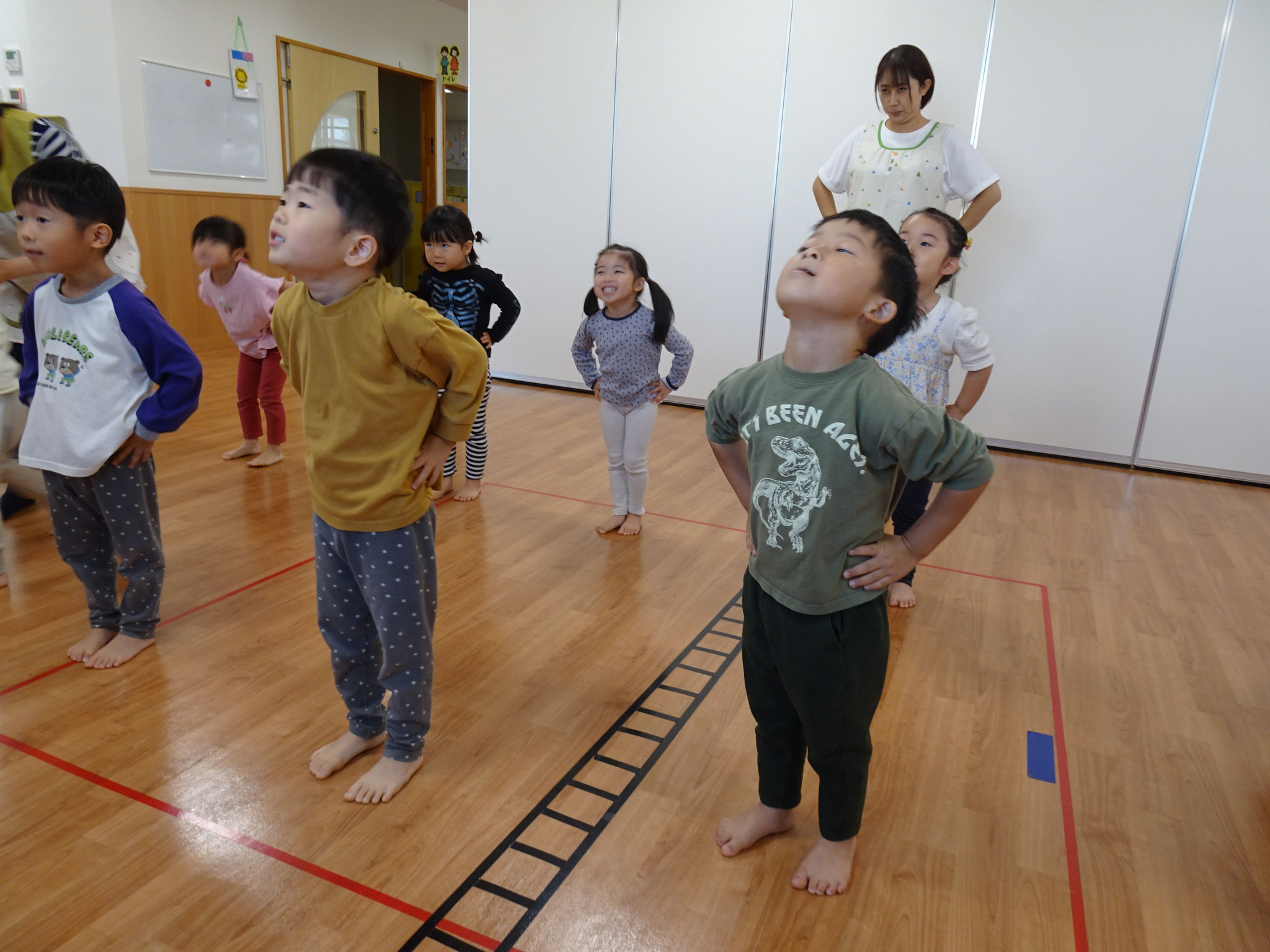 コスモスポーツ講師の方が来て、体操の楽しさを教わりました。