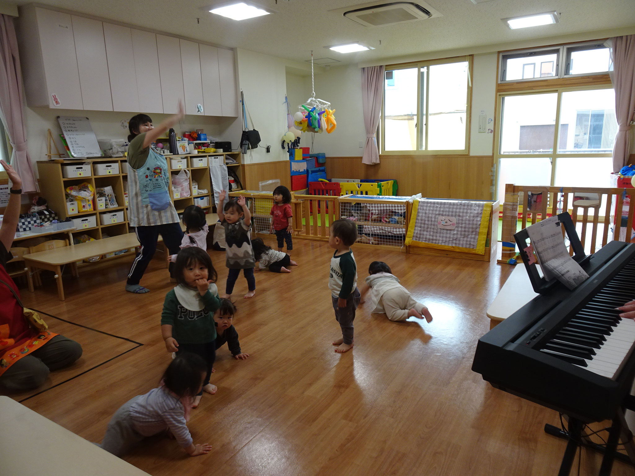 ピアノの音に合わせてリトミック。