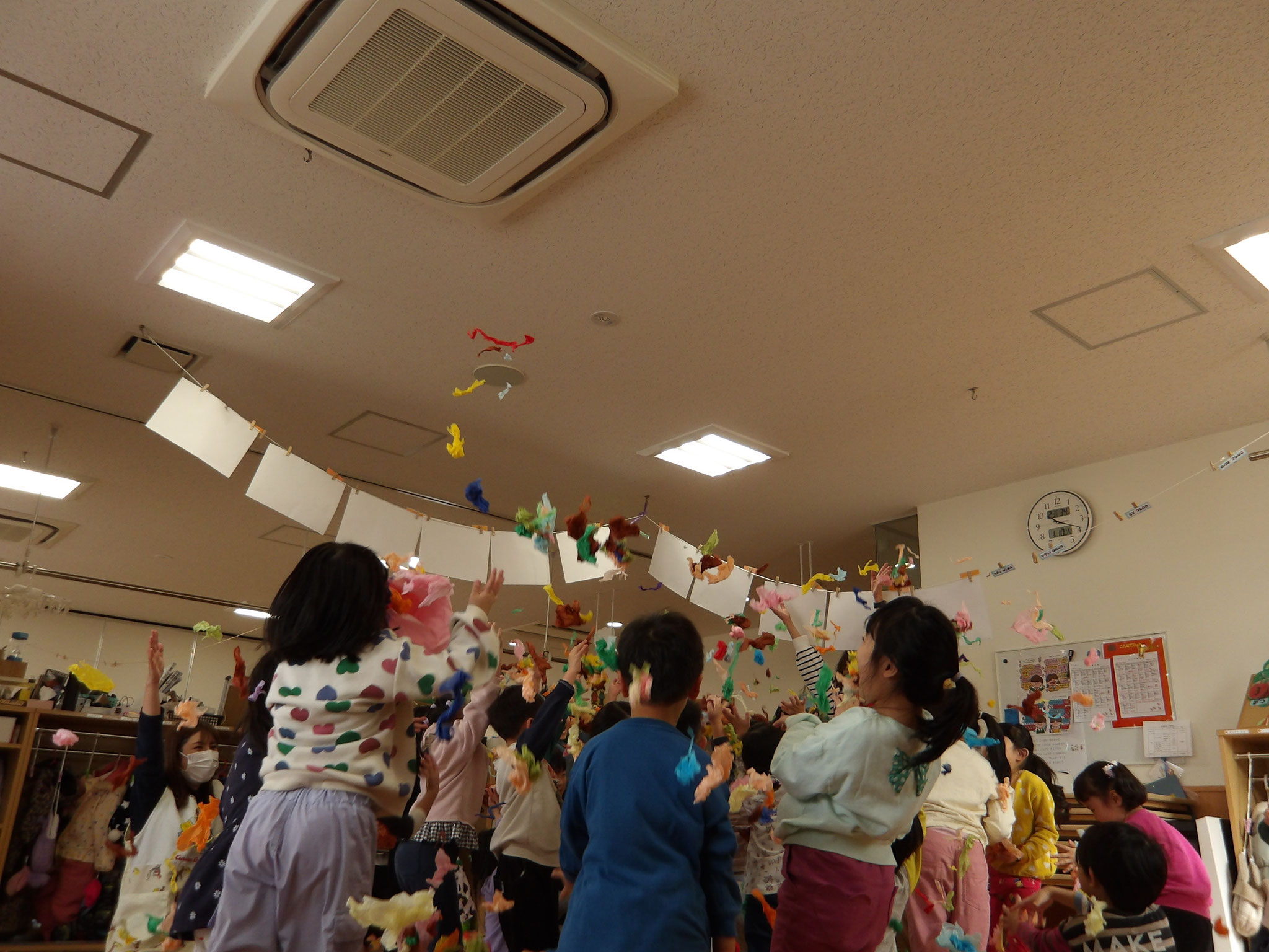 3歳児・4歳児・5歳児クラスの合同保育。紙遊びを楽しみました。