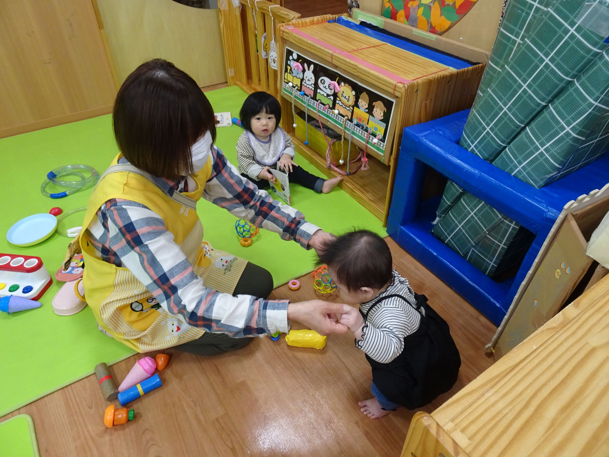 4/4 ひよこ組　先に給食を終えたお友達は、遊んでいました。