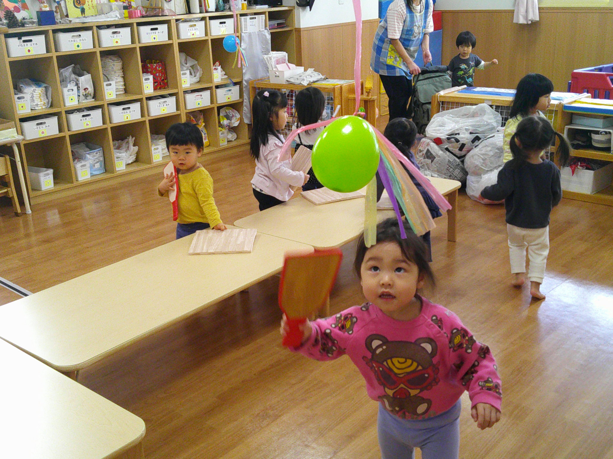 羽根つきごっこ遊び。伝統的なあ正月遊びを通して笑顔があふれていました。