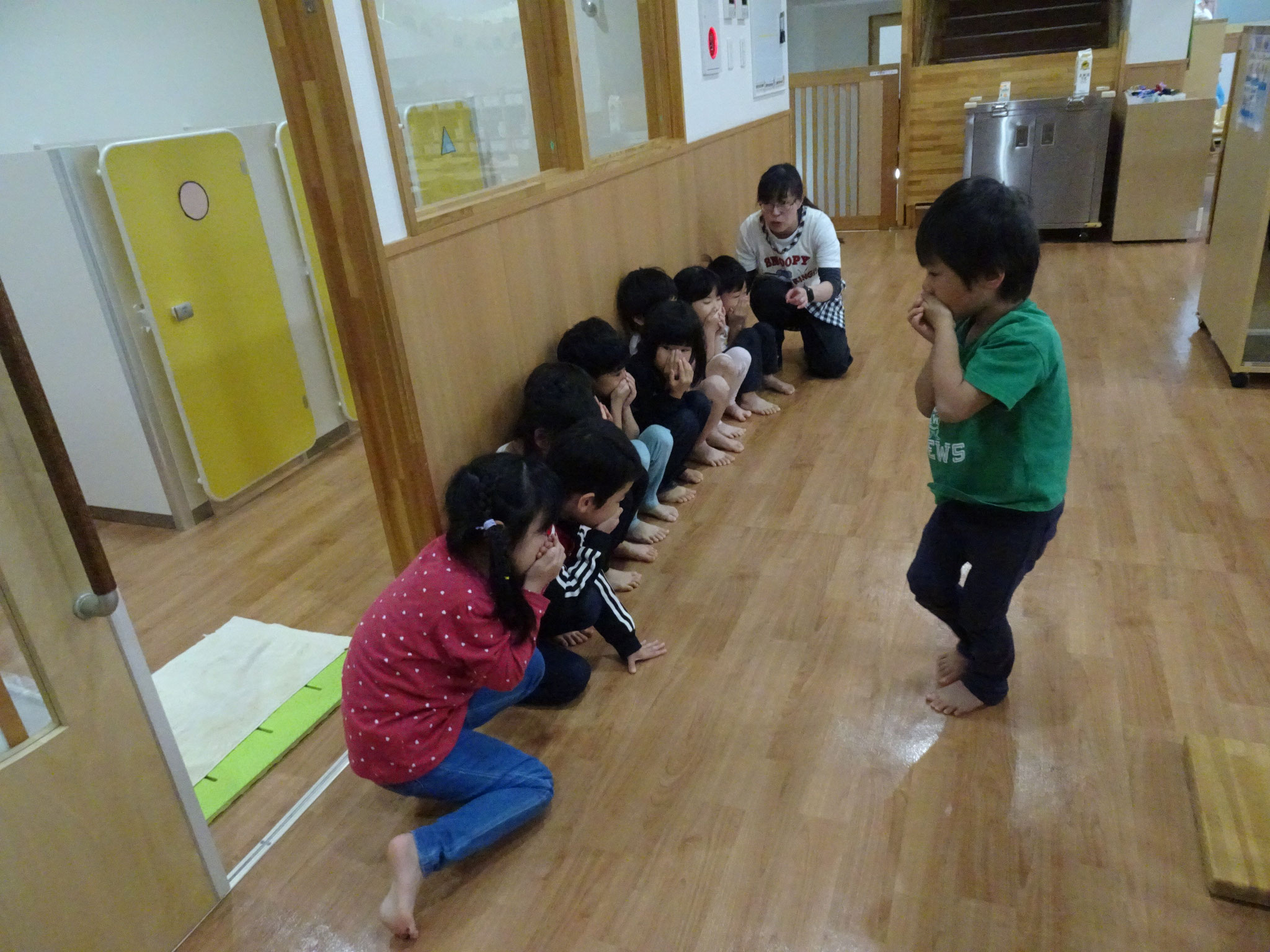 口と鼻を押えて小さくなって避難します。訓練でも真剣です。
