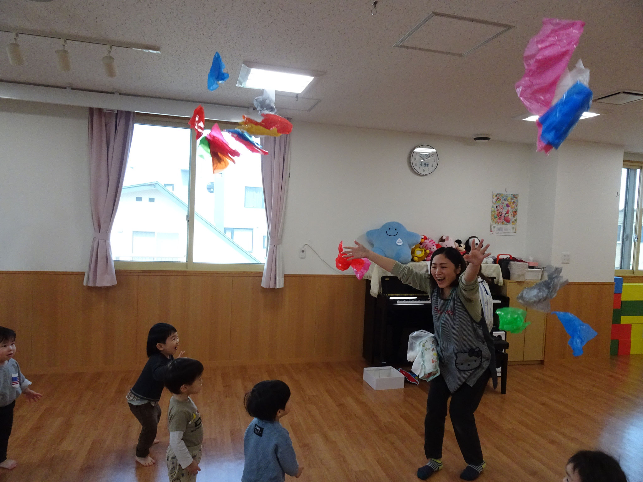ピアノの音に合わせてリトミック。