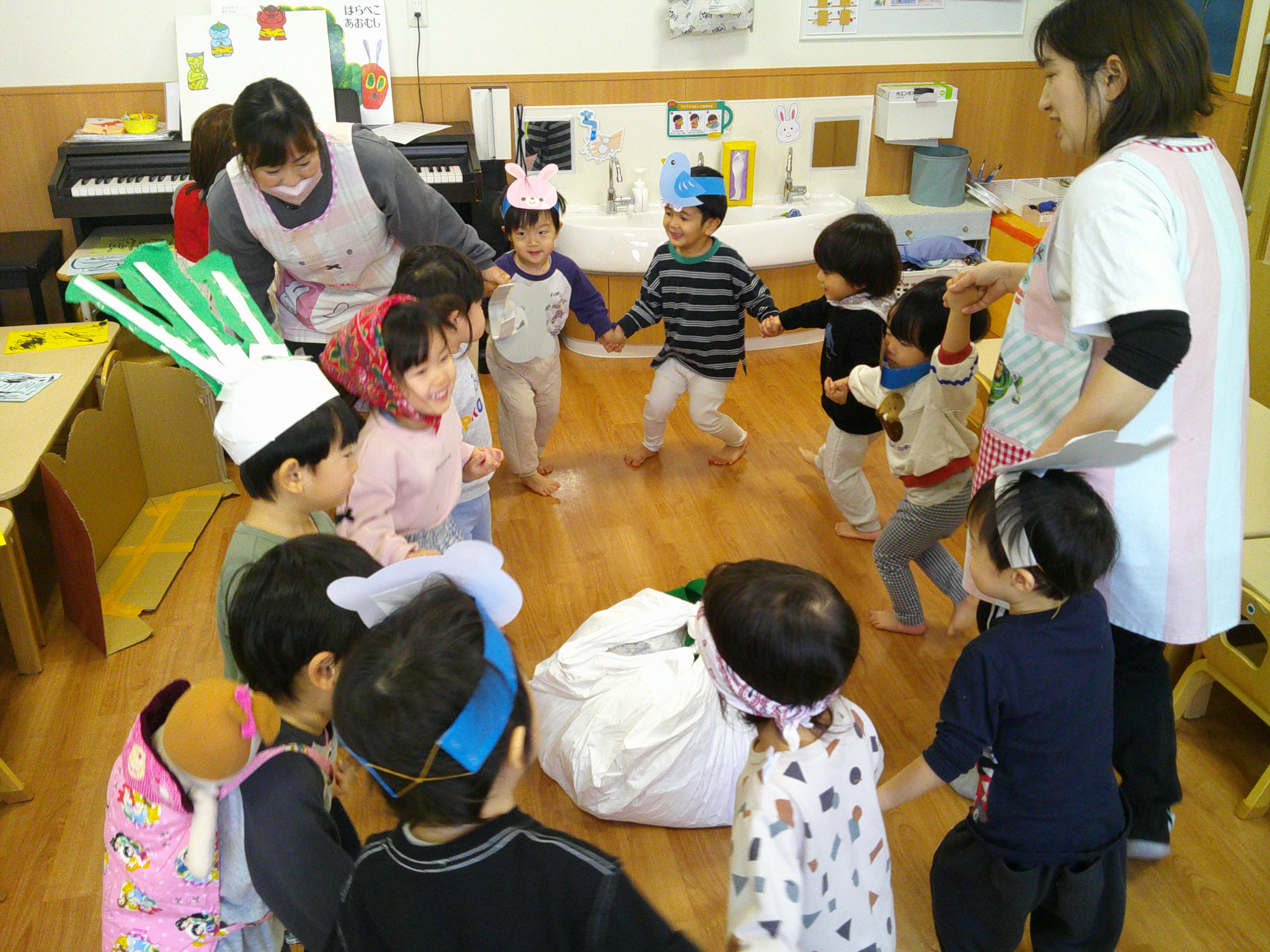 みんなで輪になって踊り喜びを表現していましたよ。