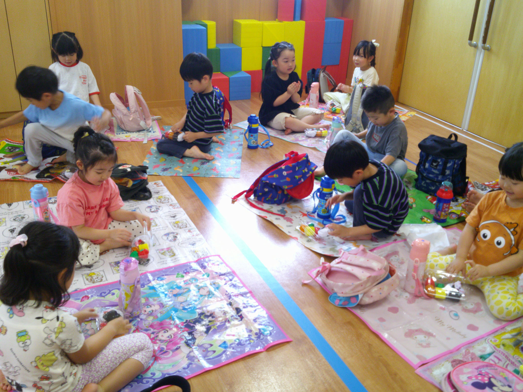 遊んだあとはレジャーシートをひいて、みんなでつくったお弁当を広げて「お弁当をごっこ」をしました。